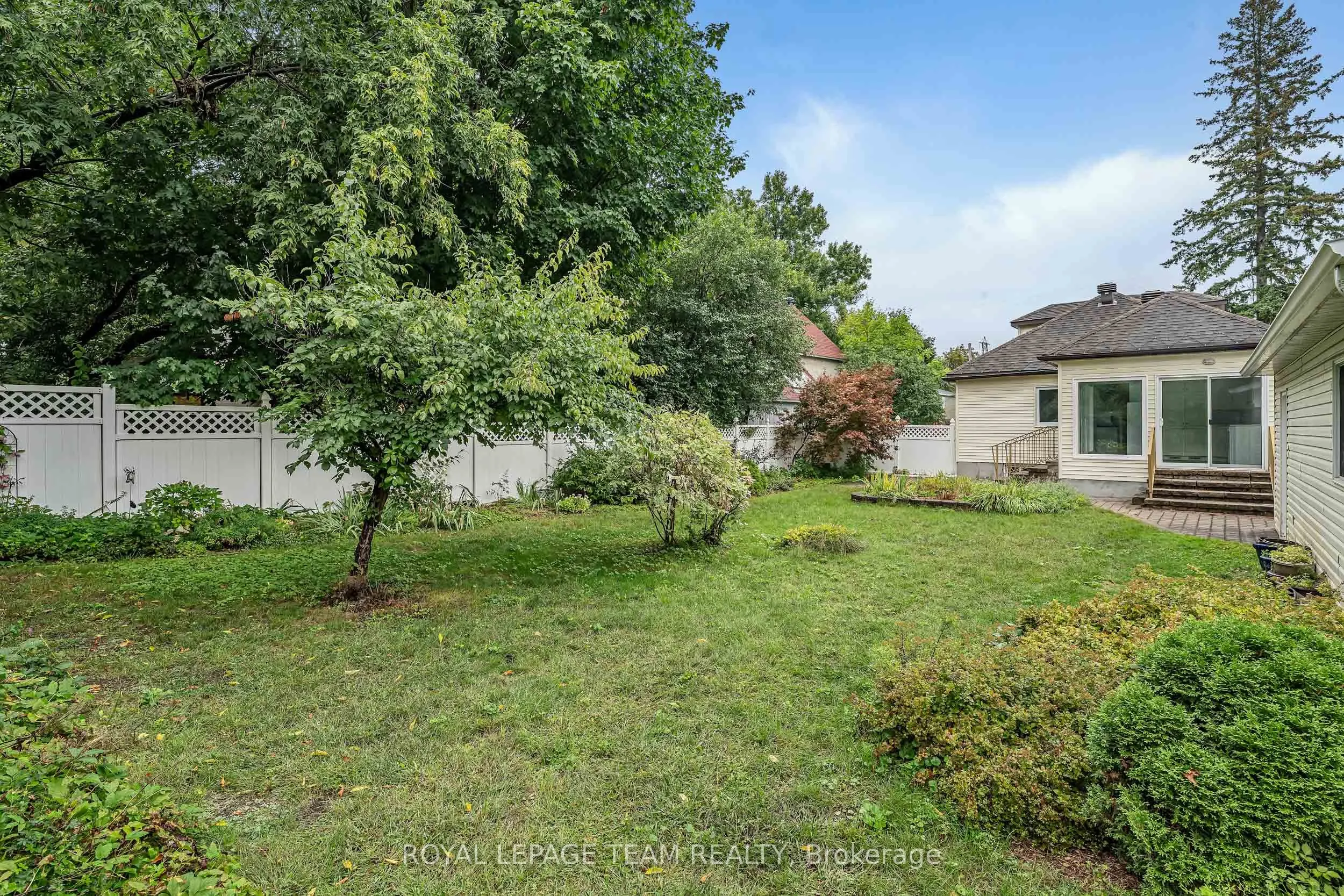 658 Tweedsmuir Avenue