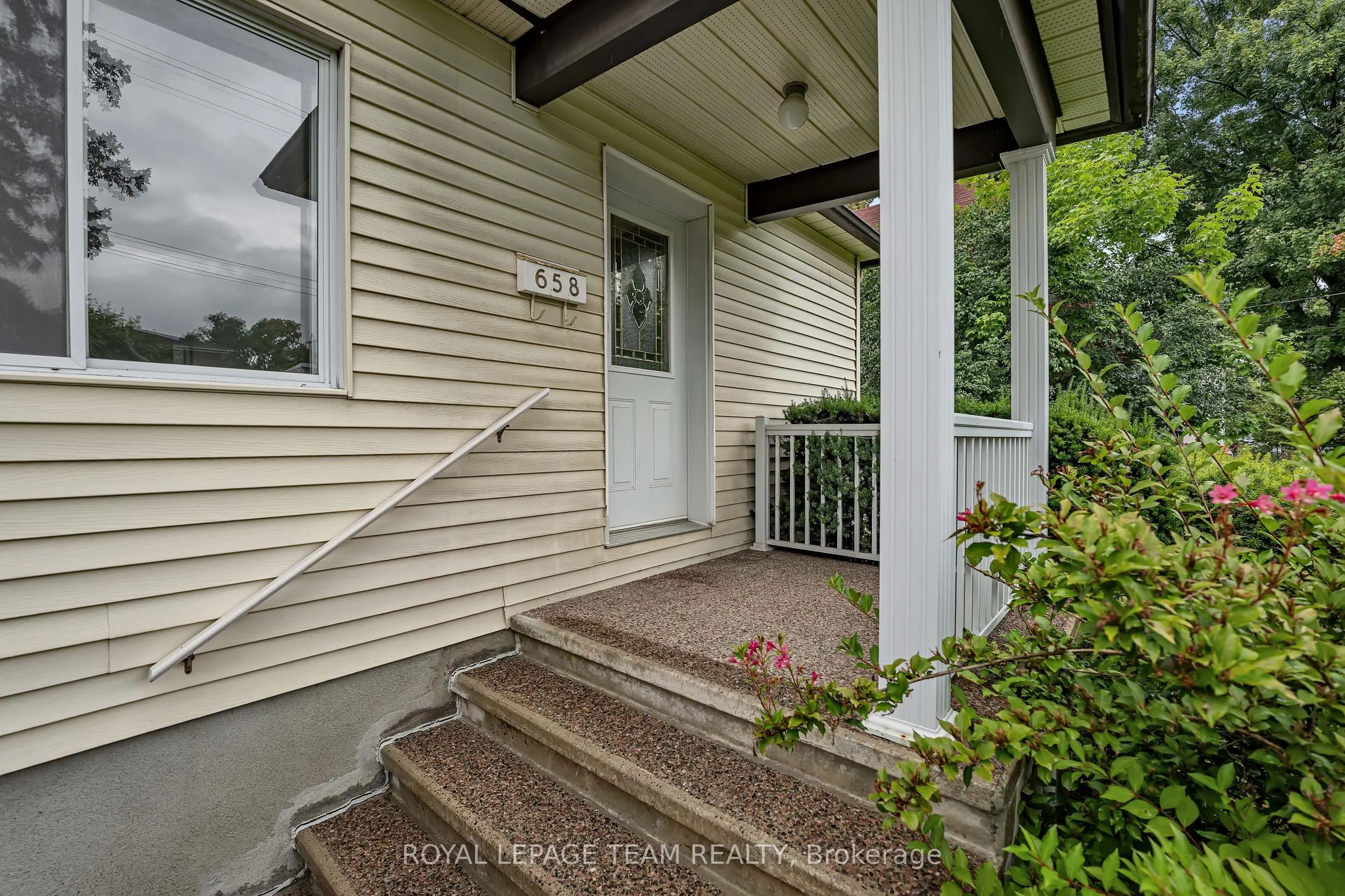 658 Tweedsmuir Avenue
