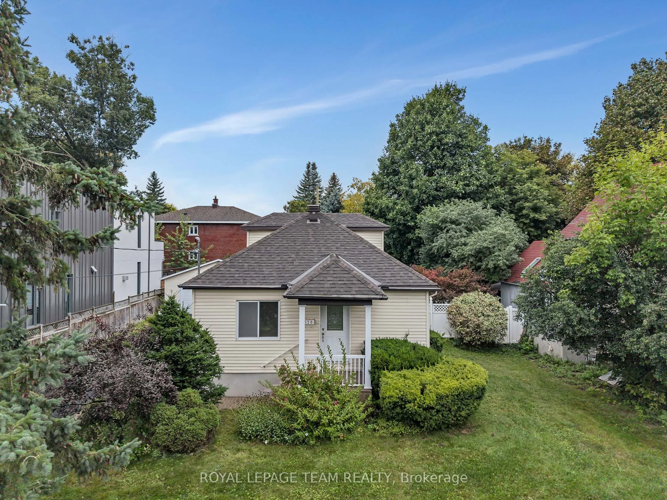 658 Tweedsmuir Avenue