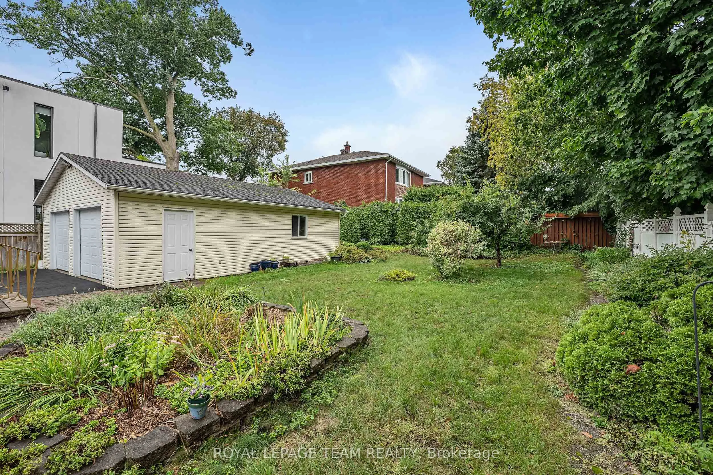 658 Tweedsmuir Avenue