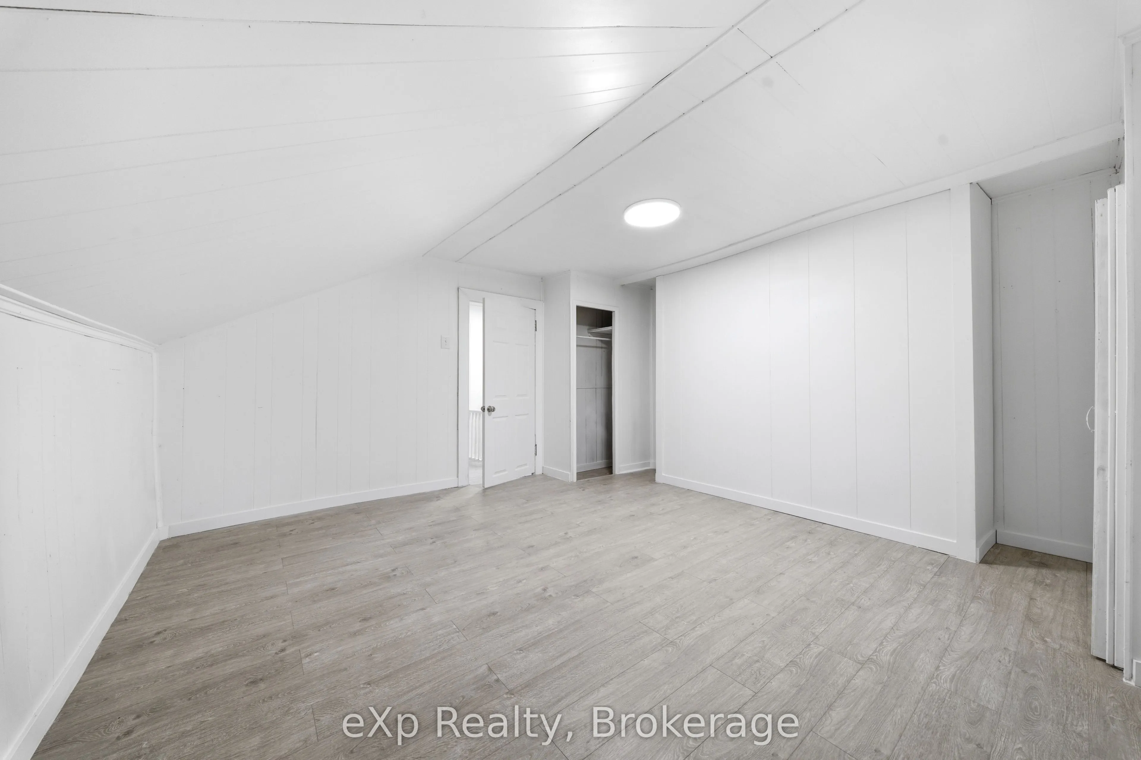 188 Dundas Street W