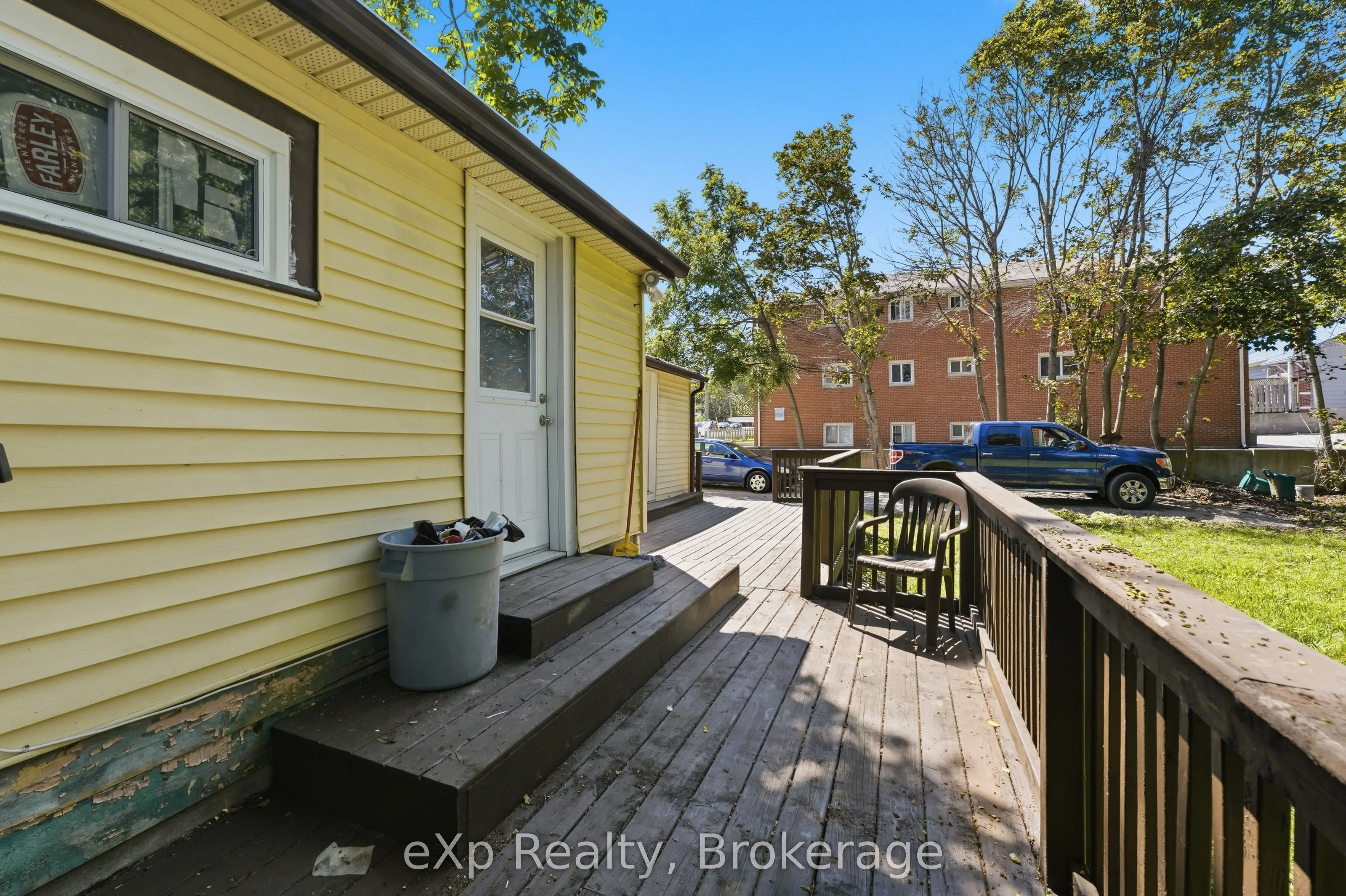 188 Dundas Street W