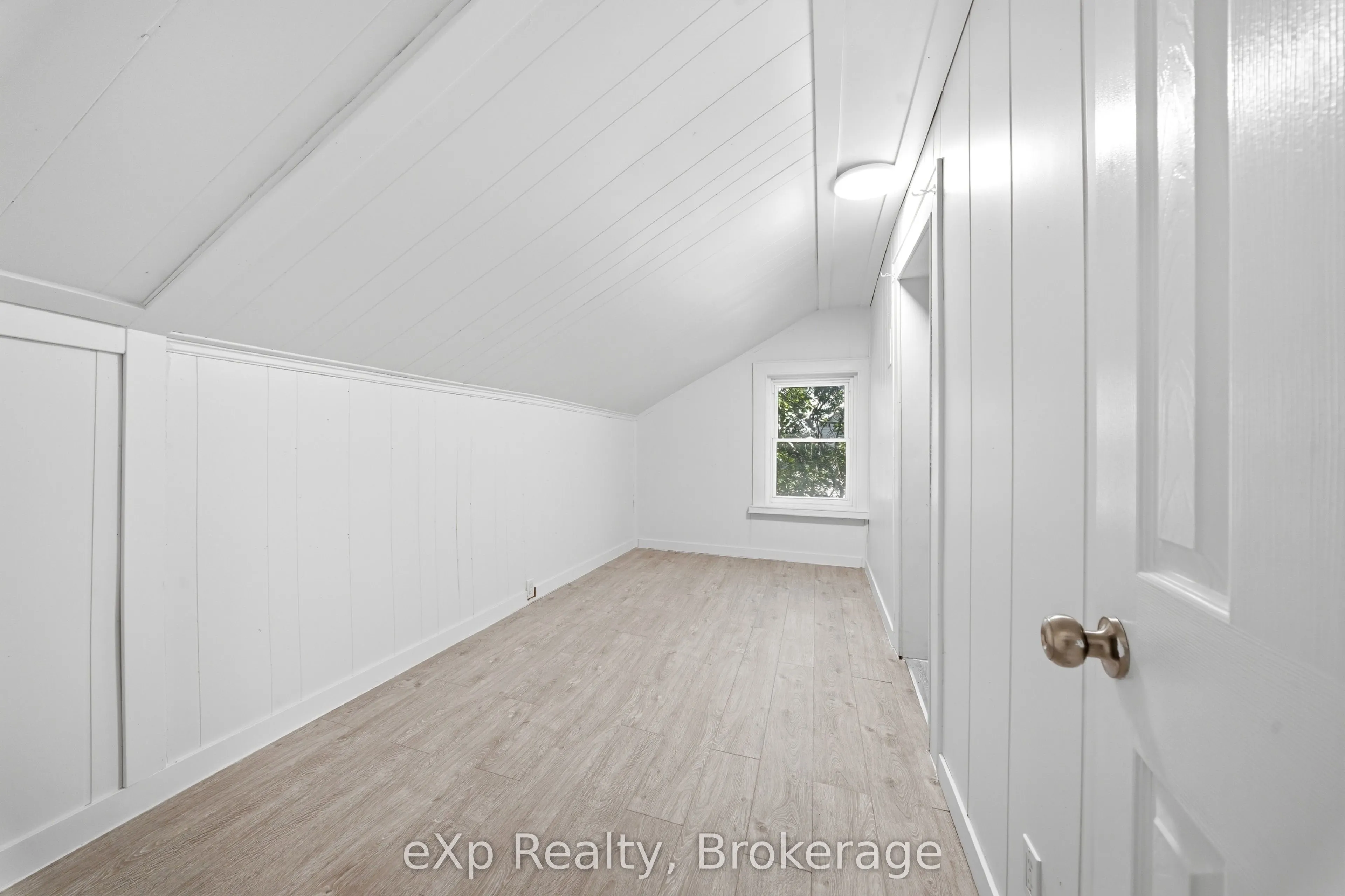 188 Dundas Street W