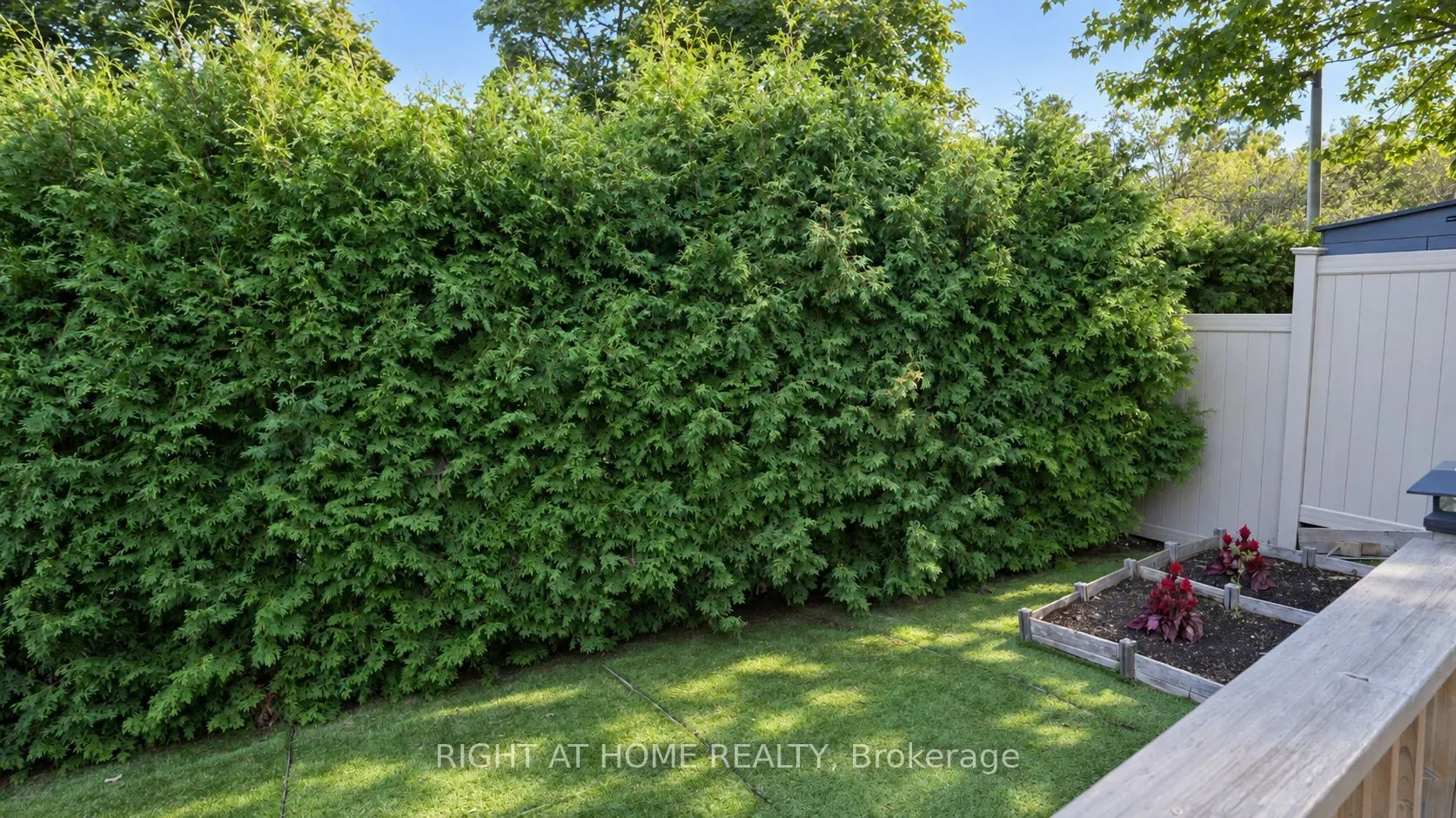 672 Farmbrook Crescent