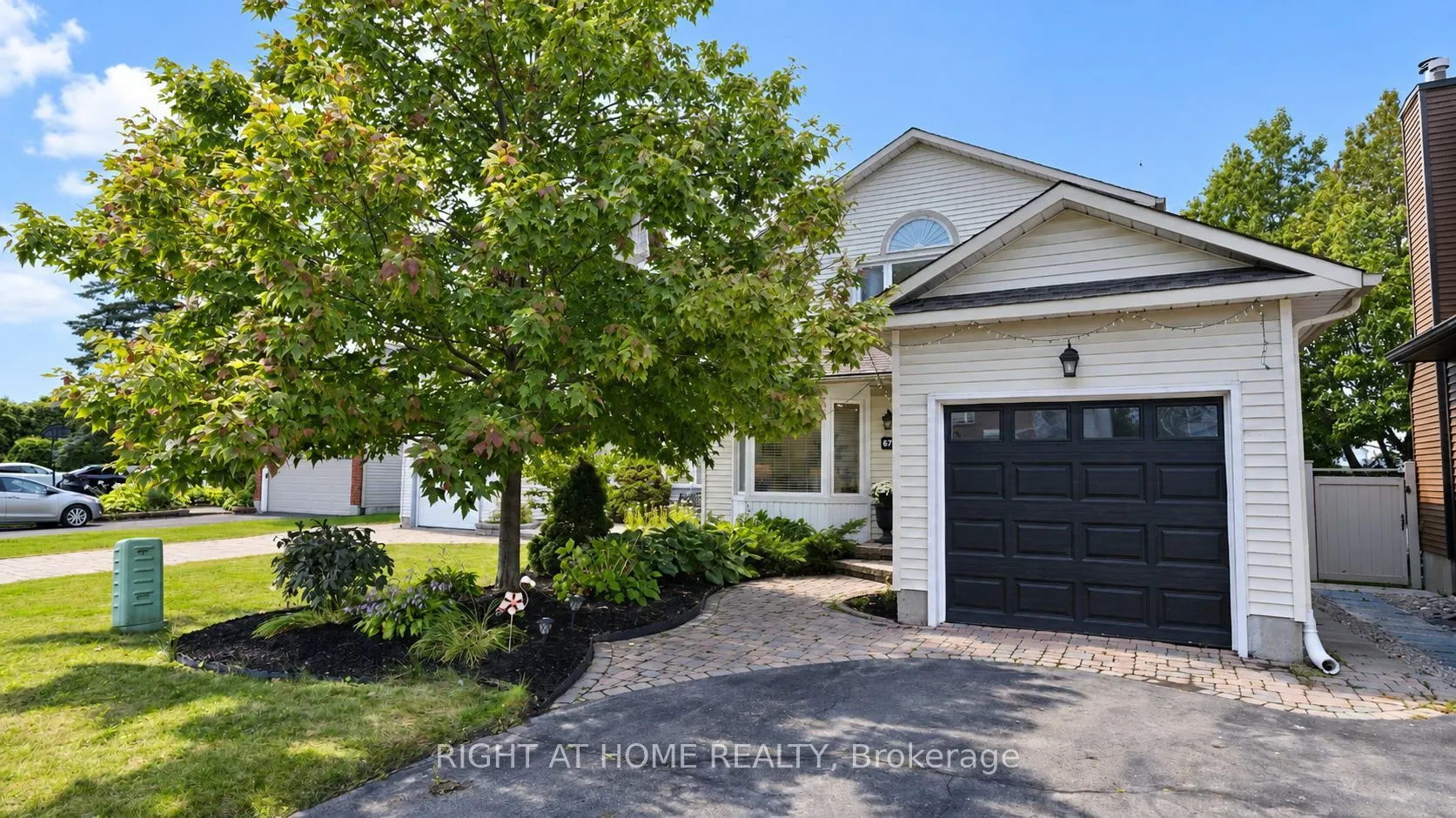 672 Farmbrook Crescent
