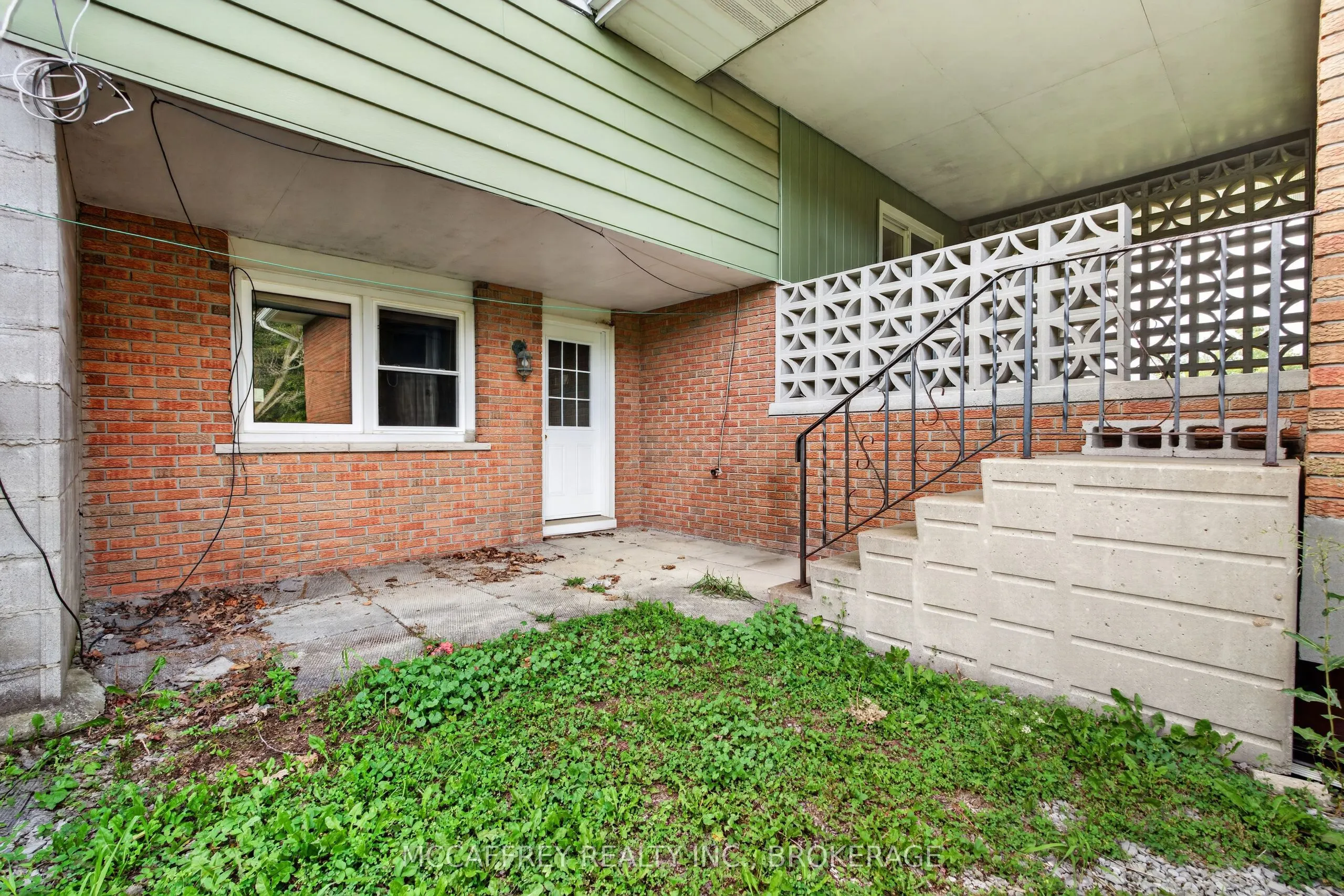 2572 County Rd 1 E