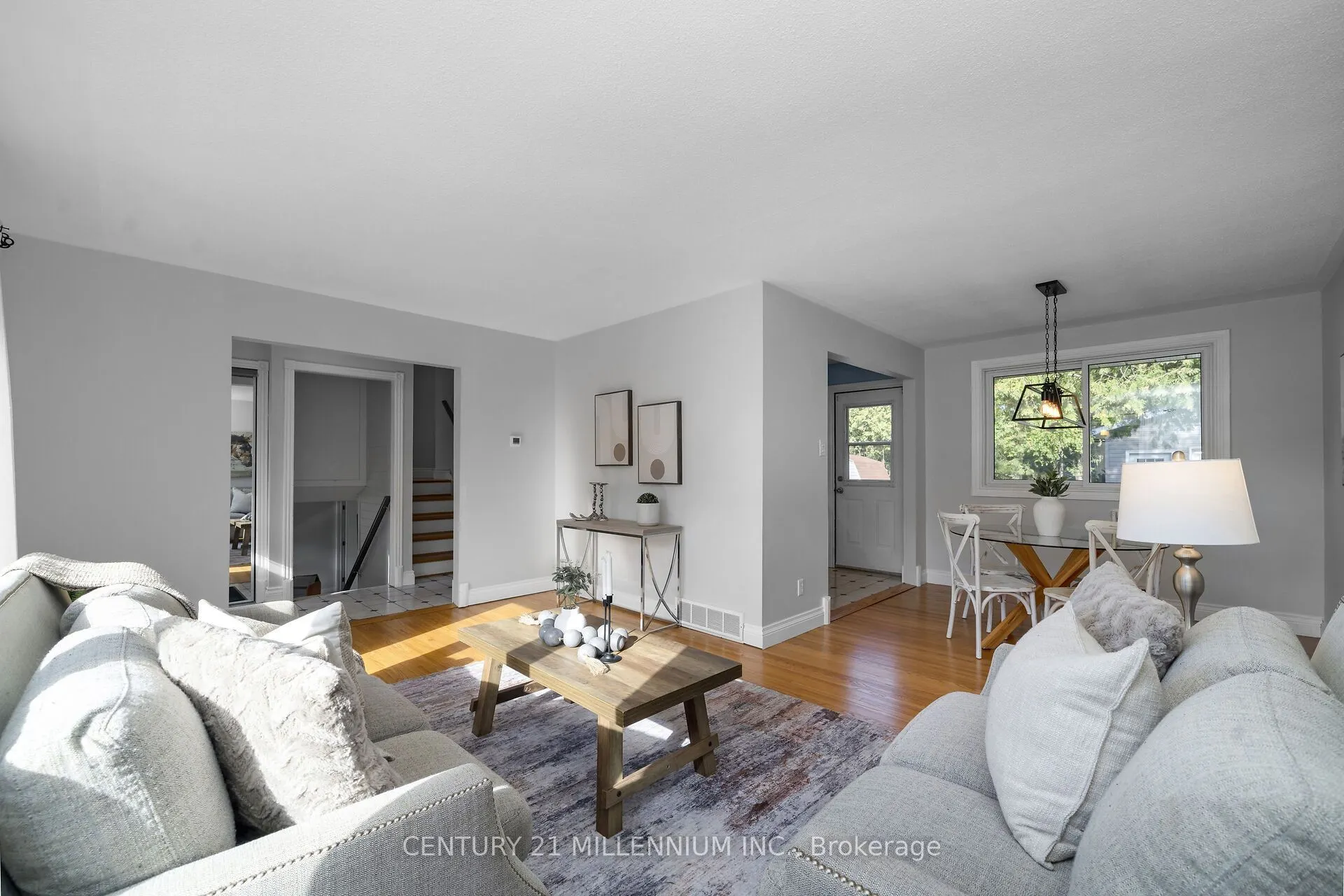 27 Dundas Street W