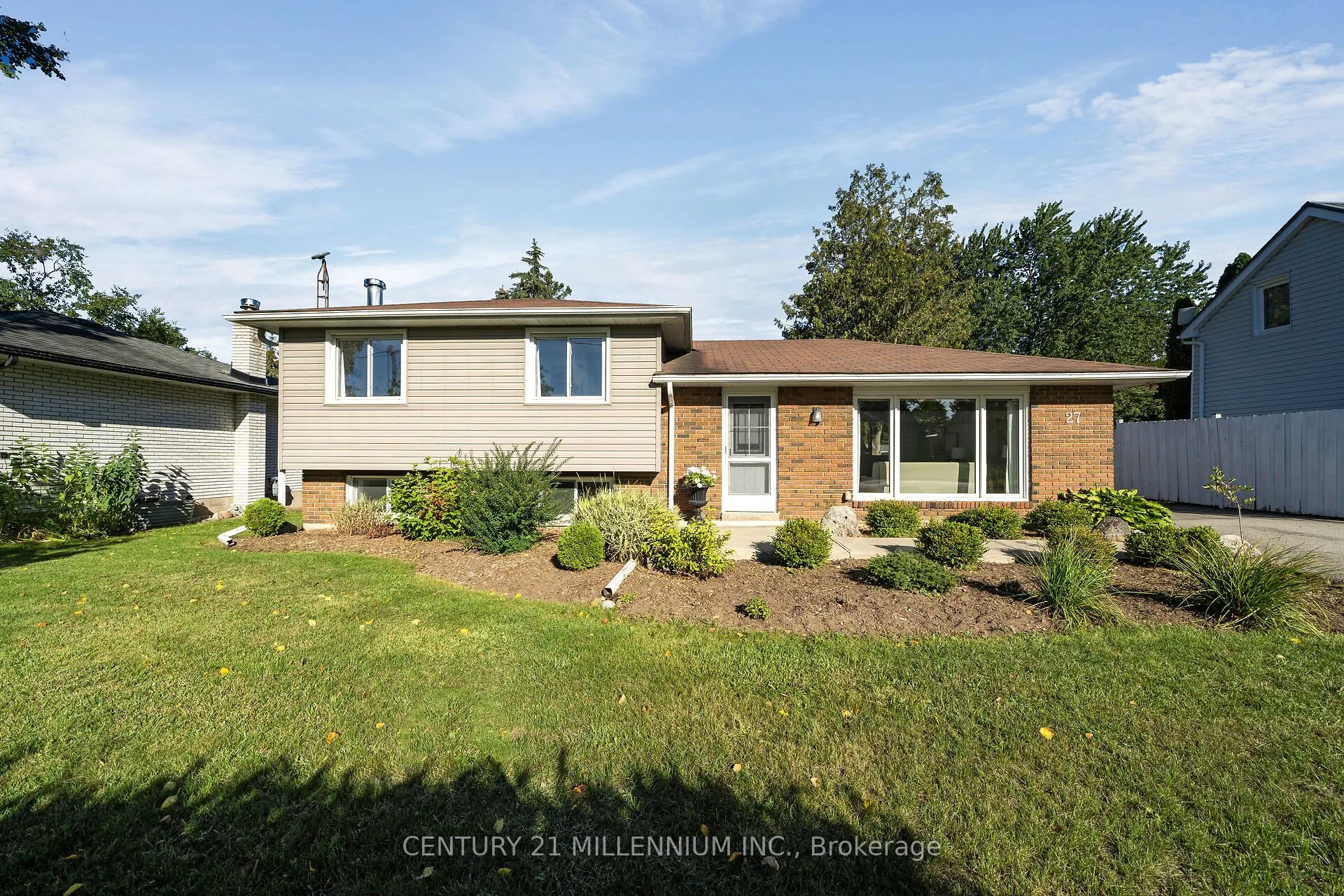 27 Dundas Street W