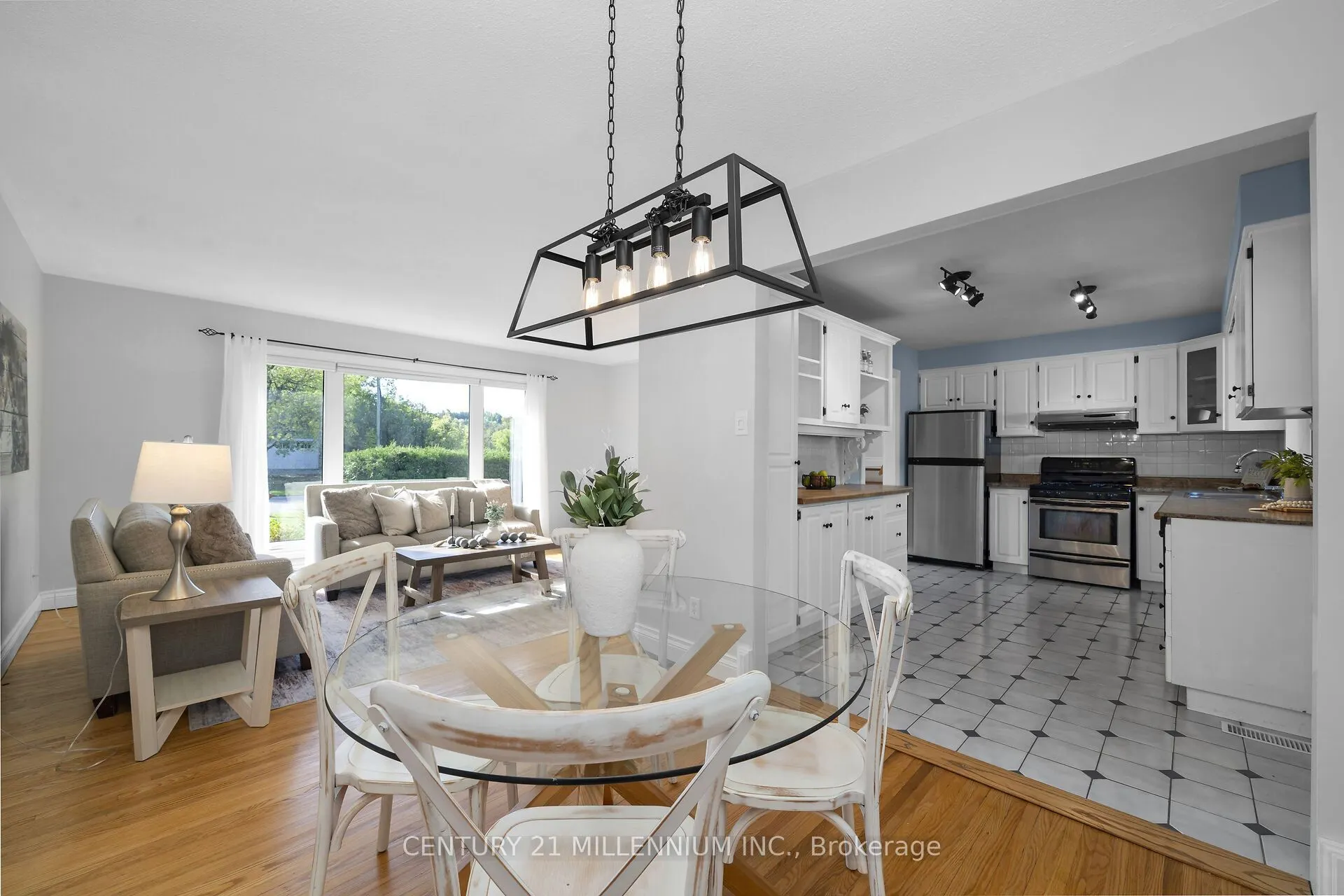 27 Dundas Street W