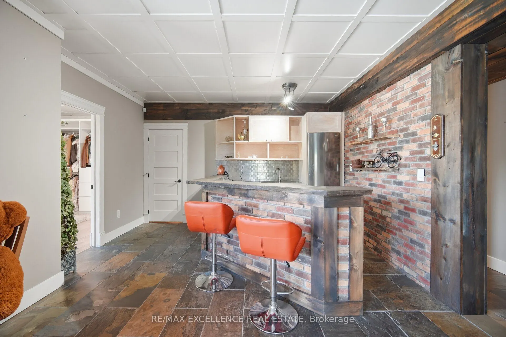 5593 Trafalgar Road