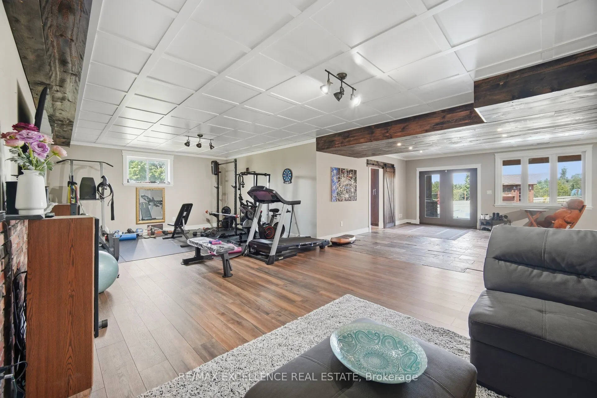 5593 Trafalgar Road