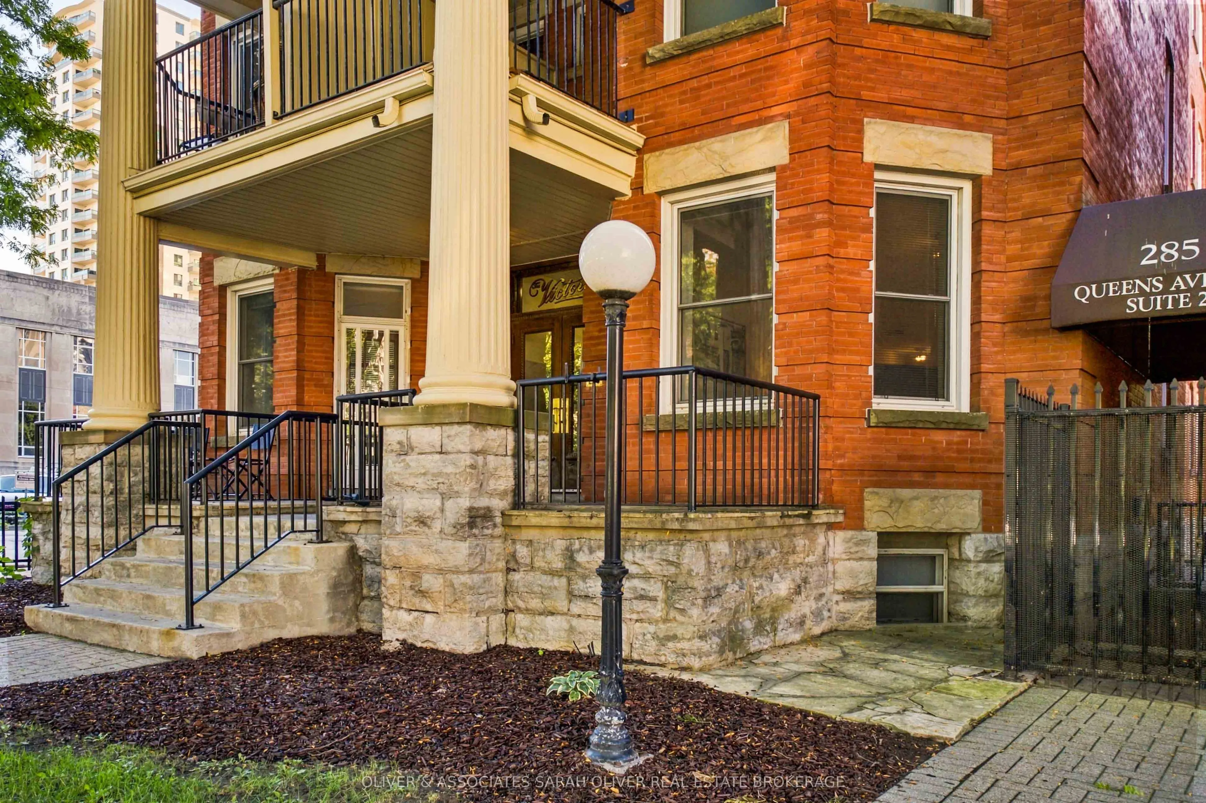 285 Queens Avenue #101