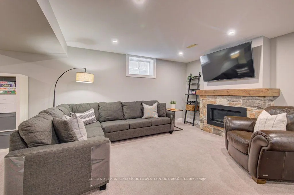 424 Sauve Crescent