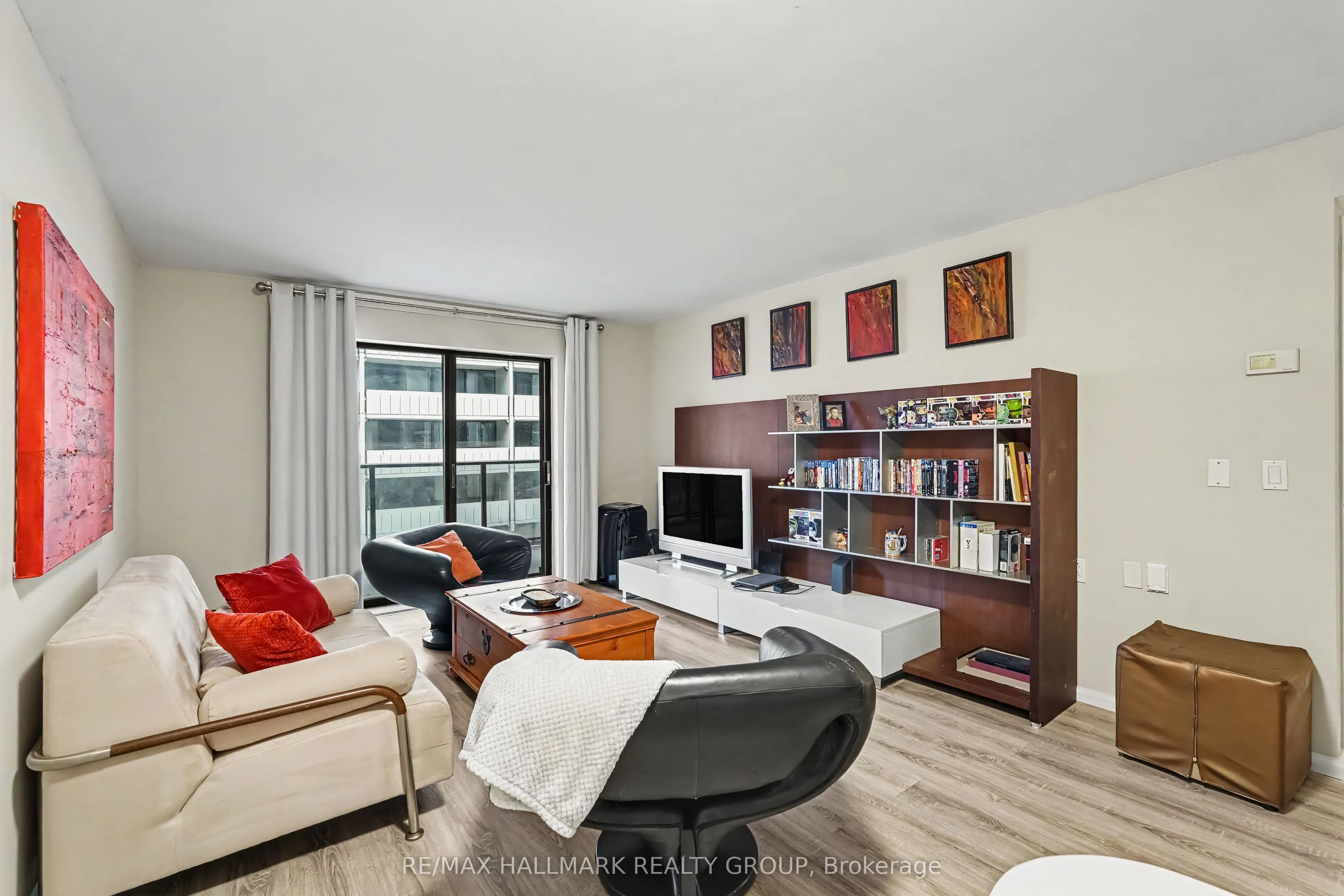 475 Laurier Avenue W #403