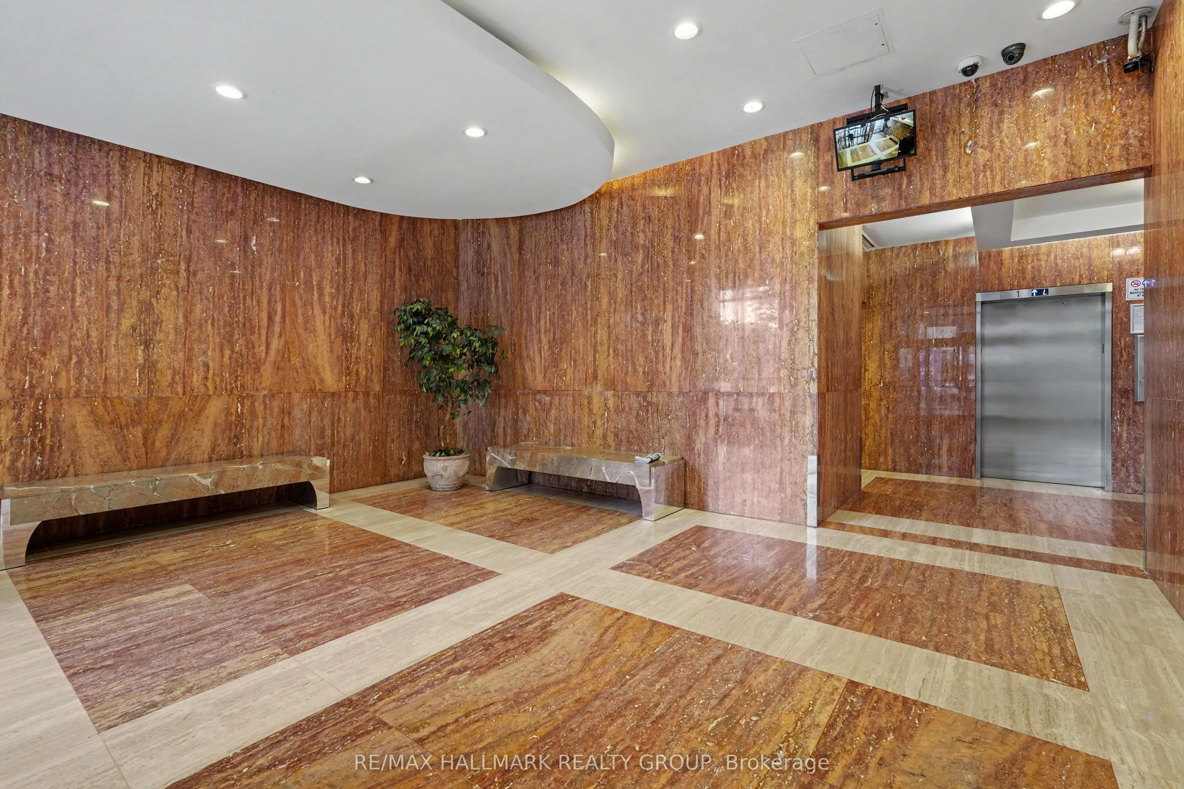 475 Laurier Avenue W #403