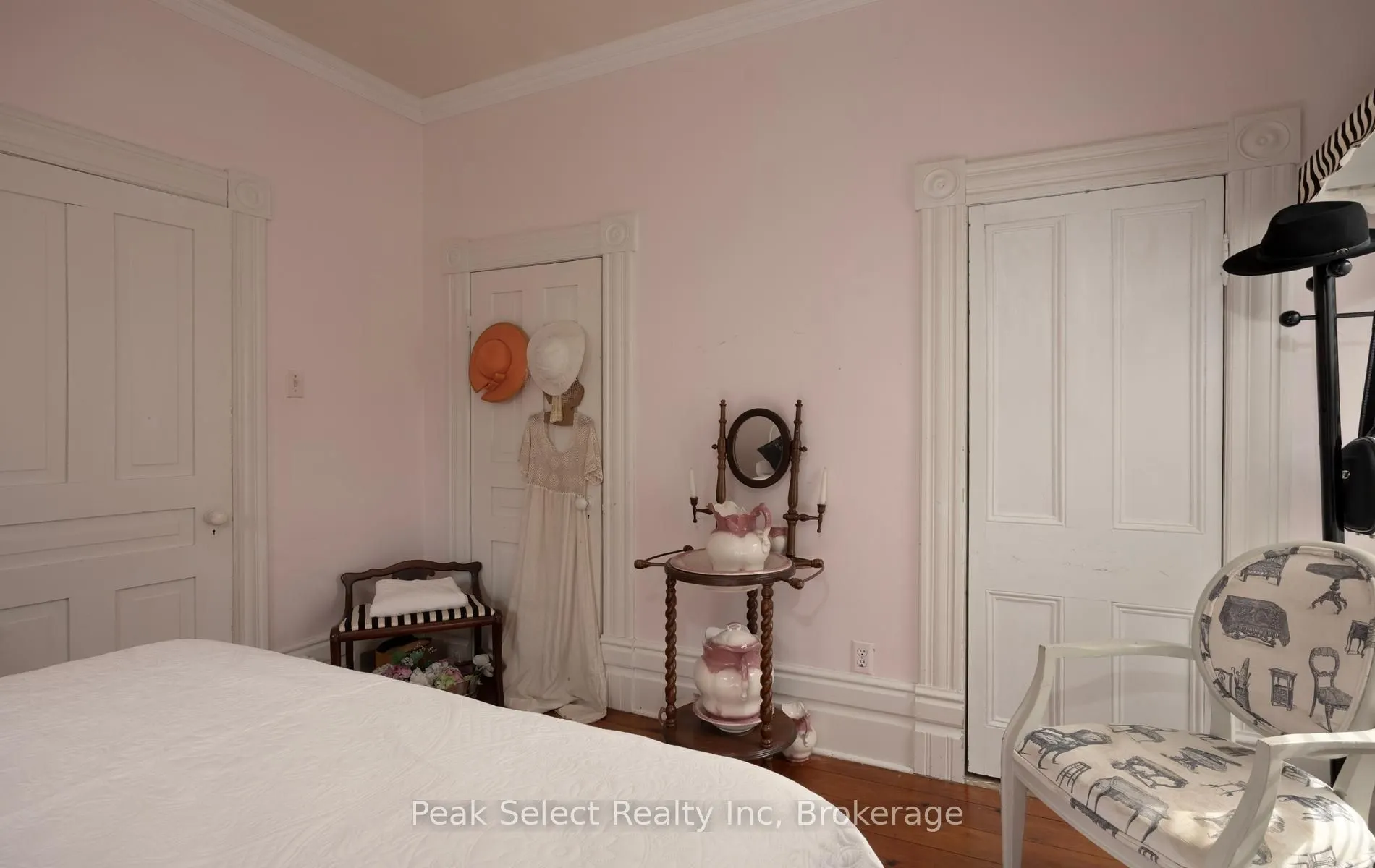 220 Elgin Street E