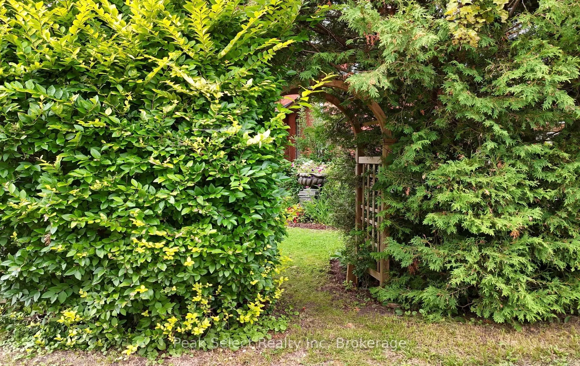 220 Elgin Street E