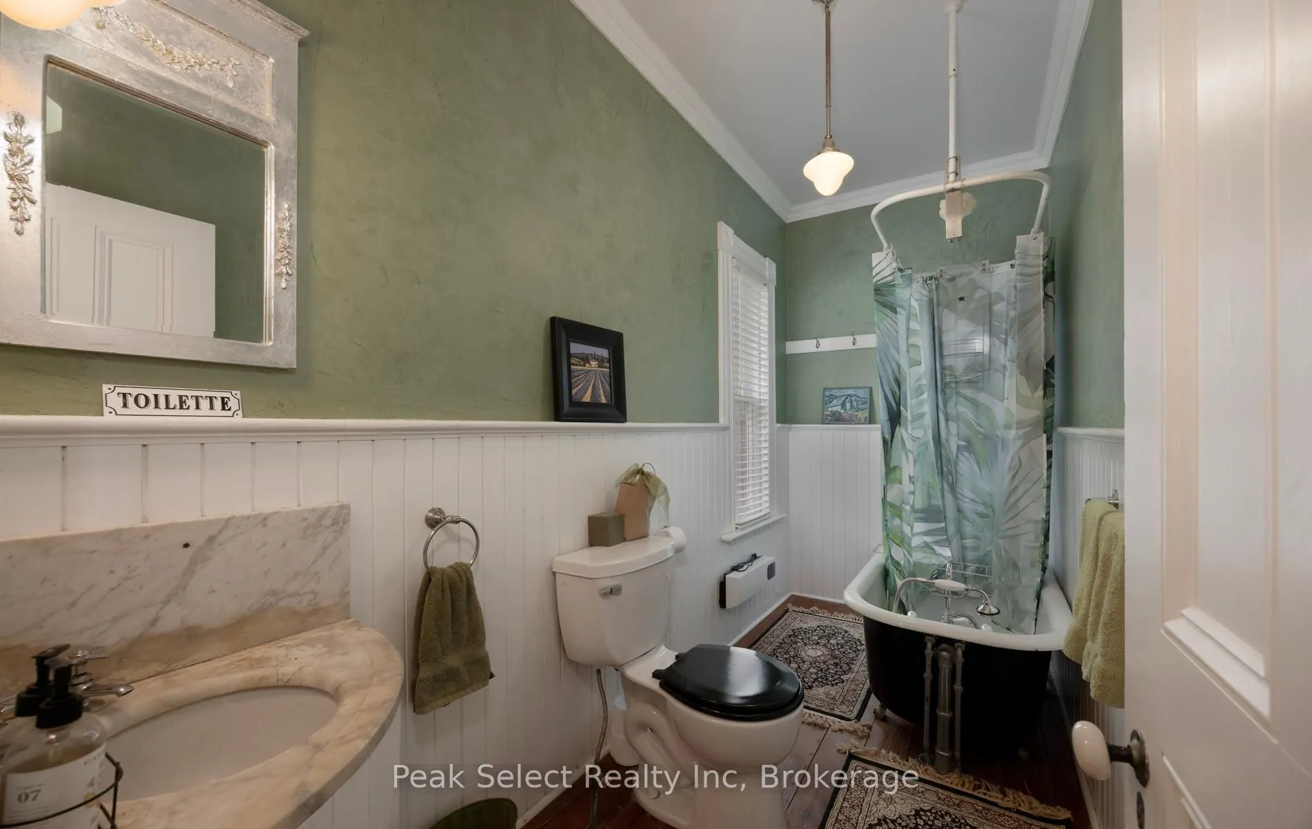 220 Elgin Street E