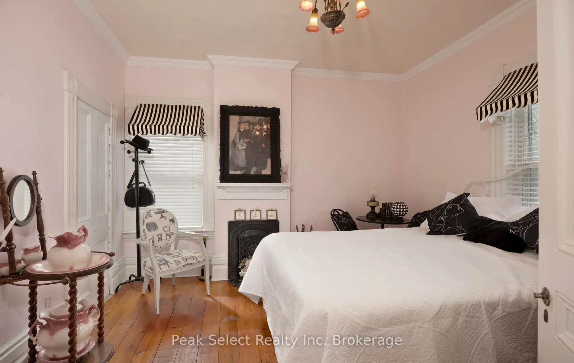 220 Elgin Street E