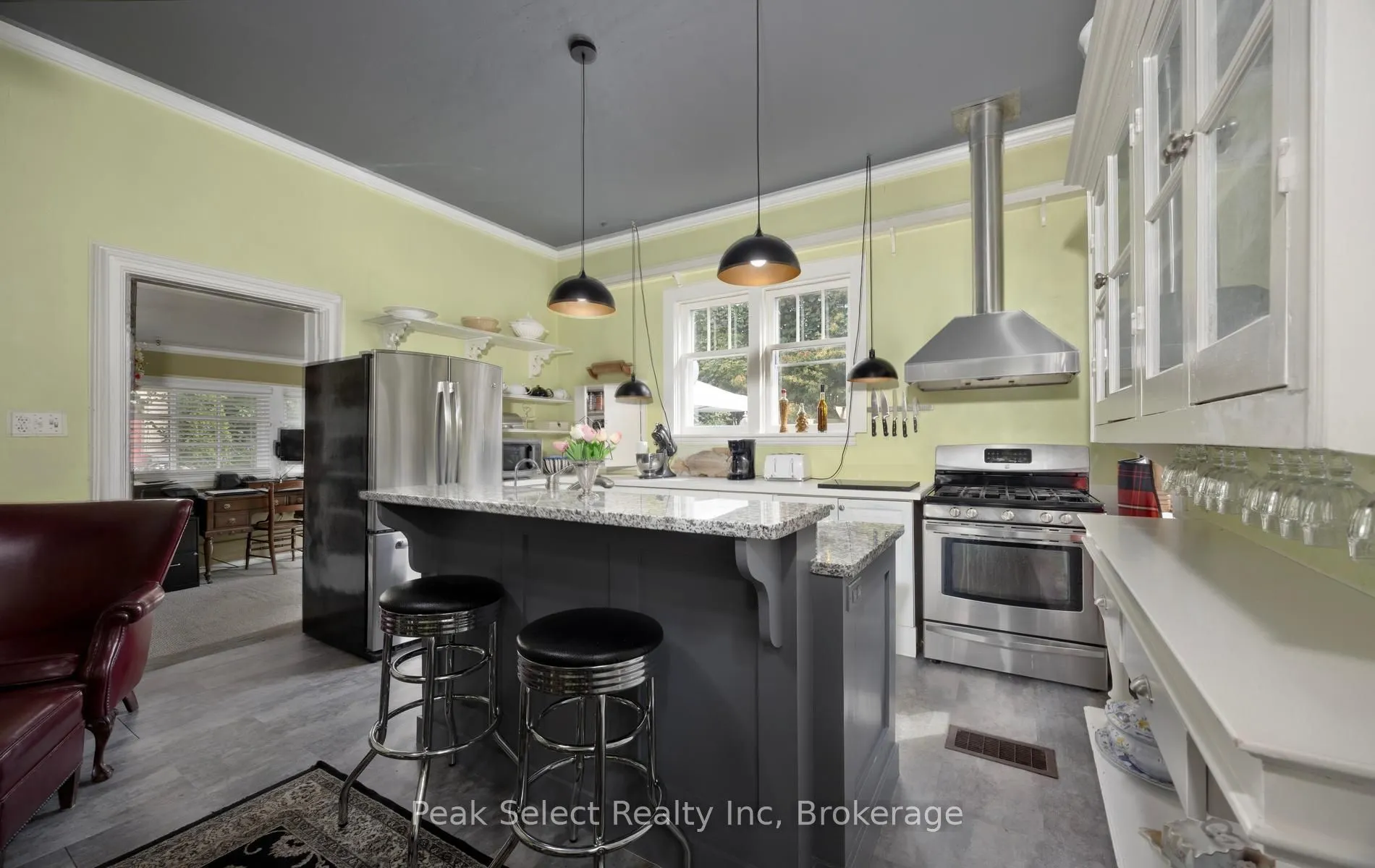 220 Elgin Street E