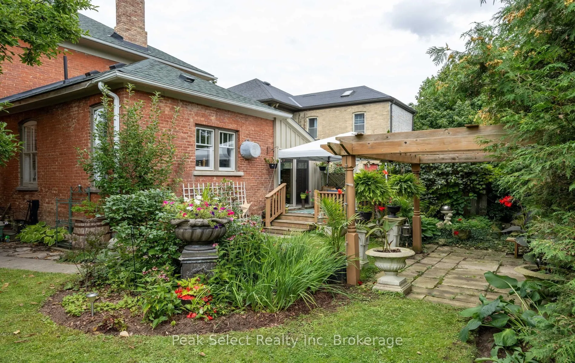 220 Elgin Street E