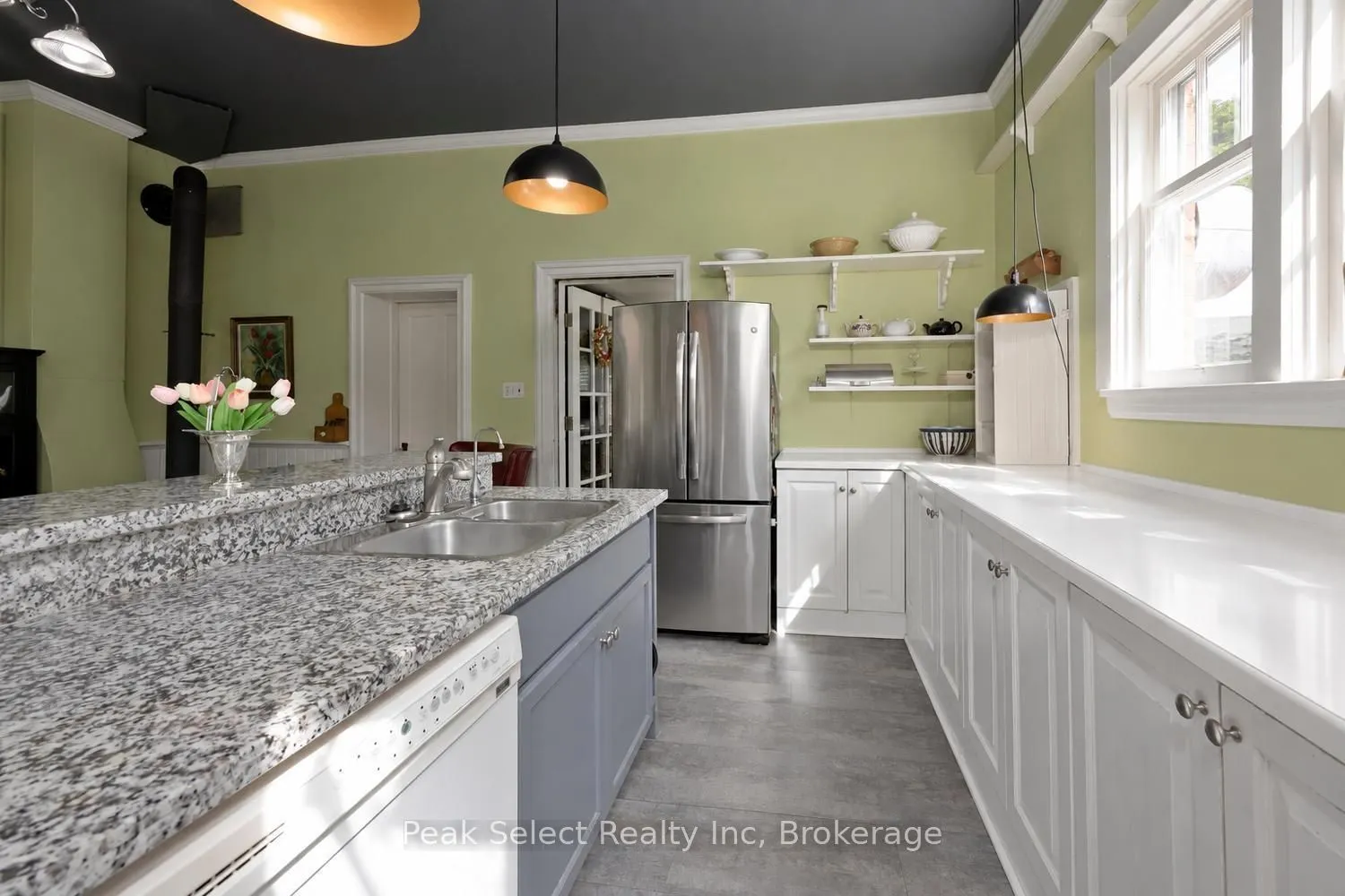 220 Elgin Street E