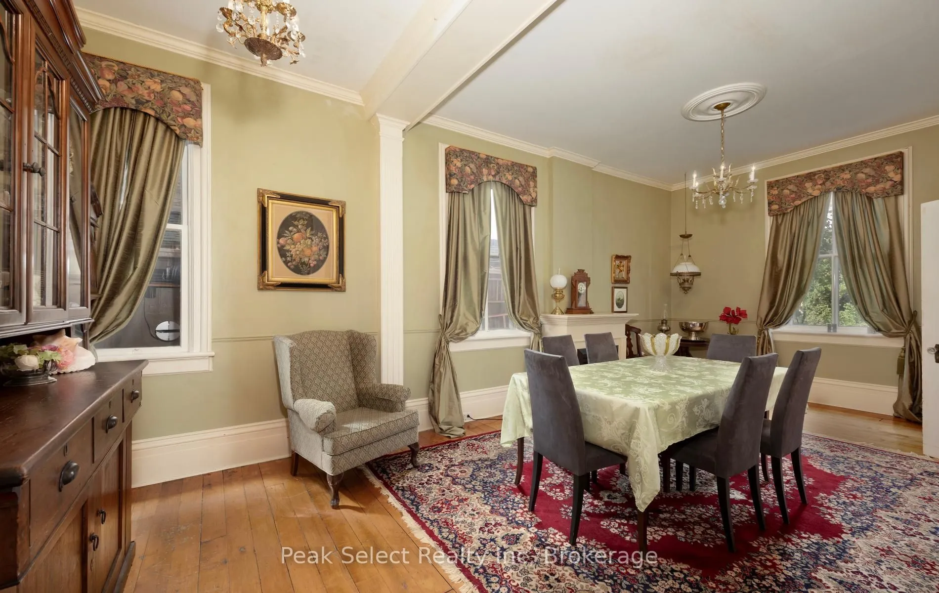 220 Elgin Street E
