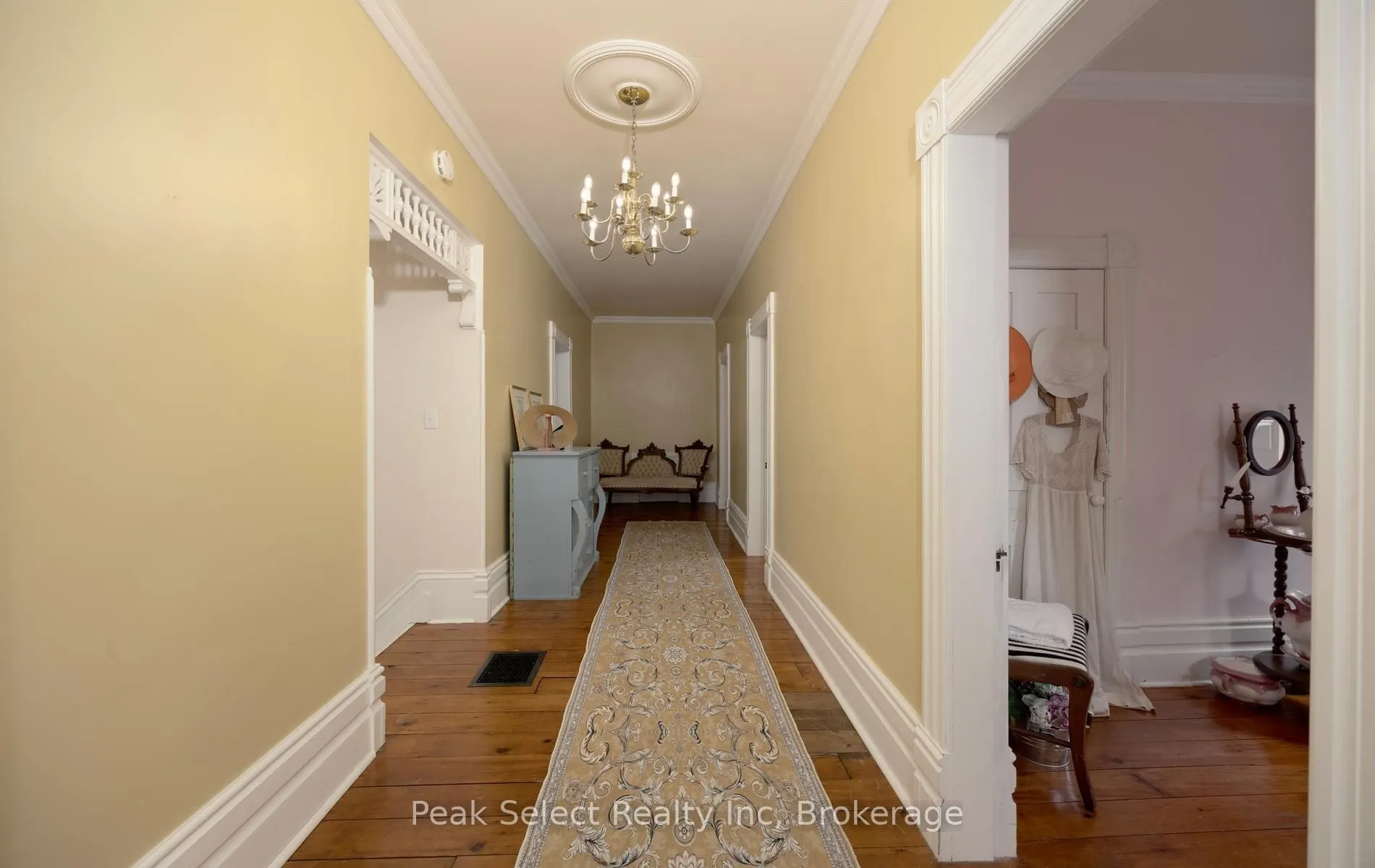 220 Elgin Street E
