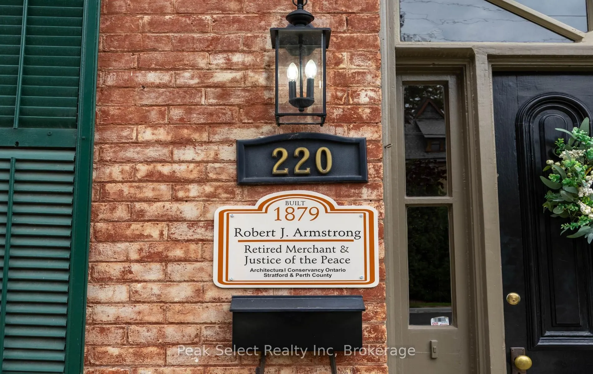220 Elgin Street E