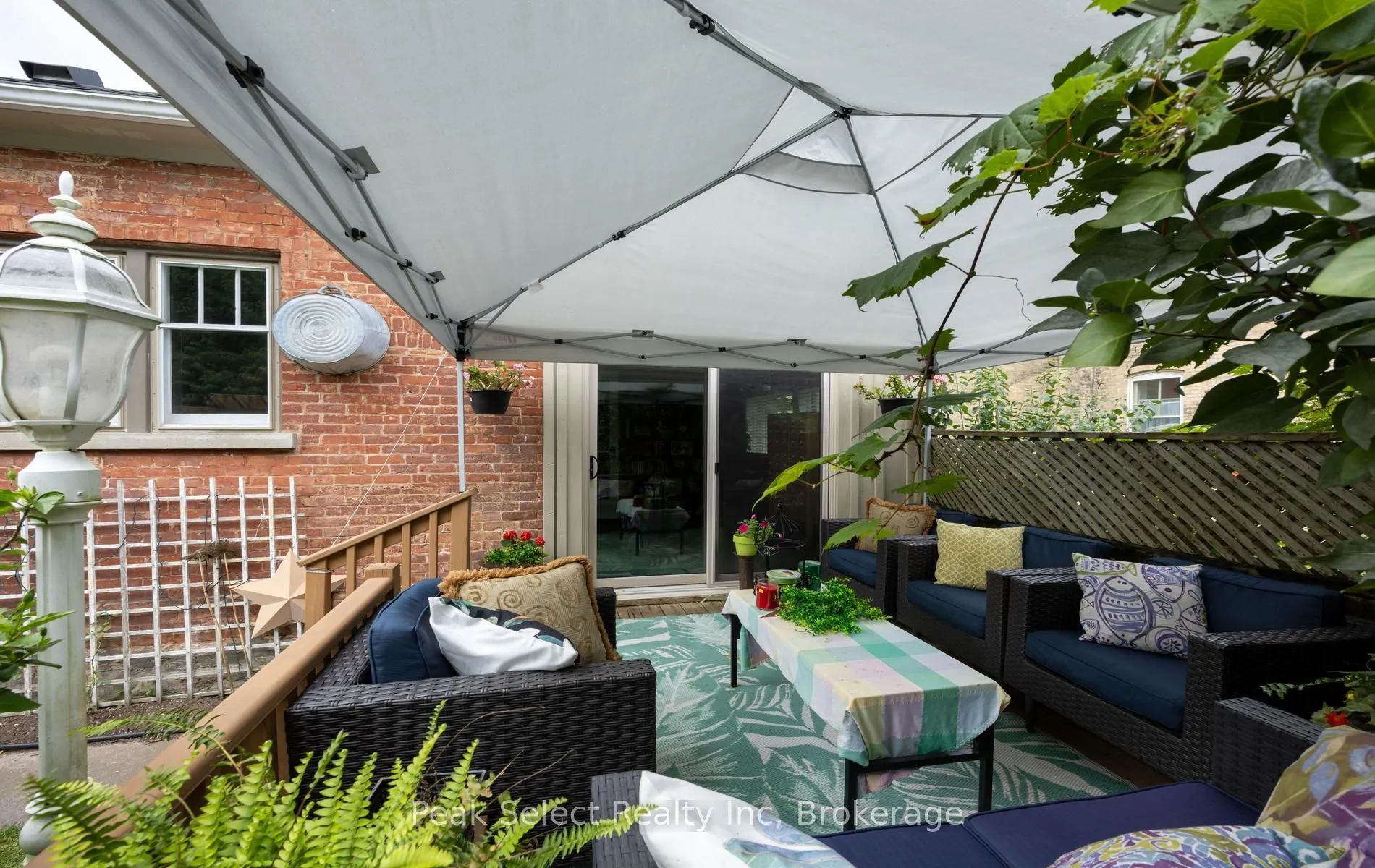 220 Elgin Street E