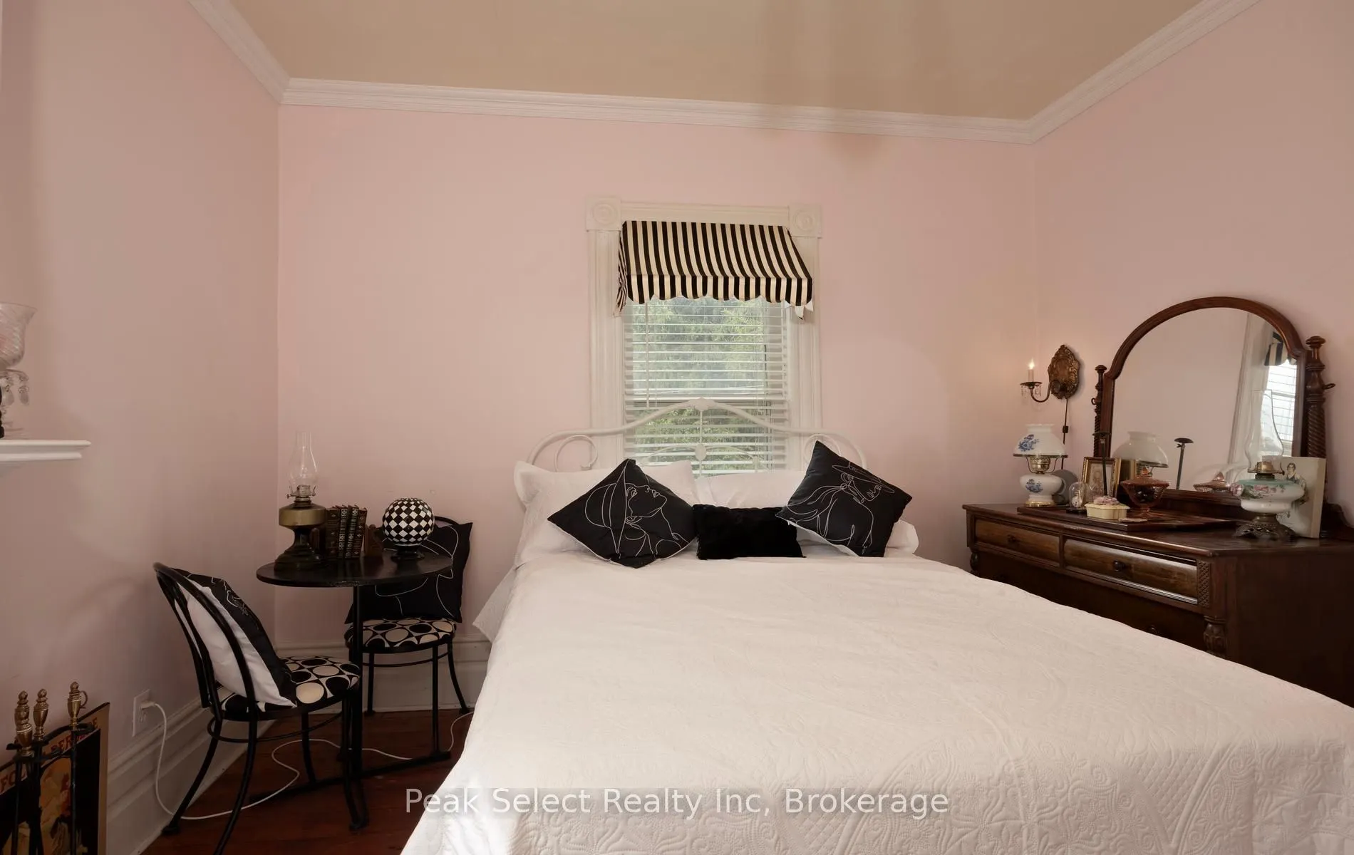 220 Elgin Street E