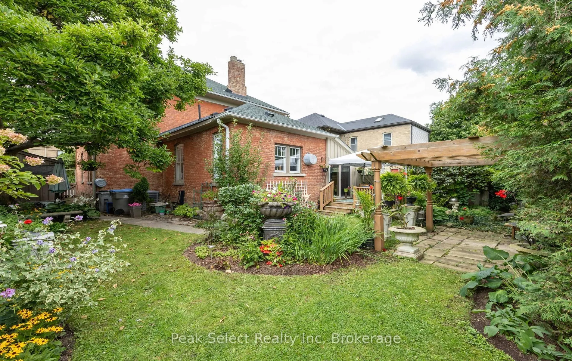 220 Elgin Street E