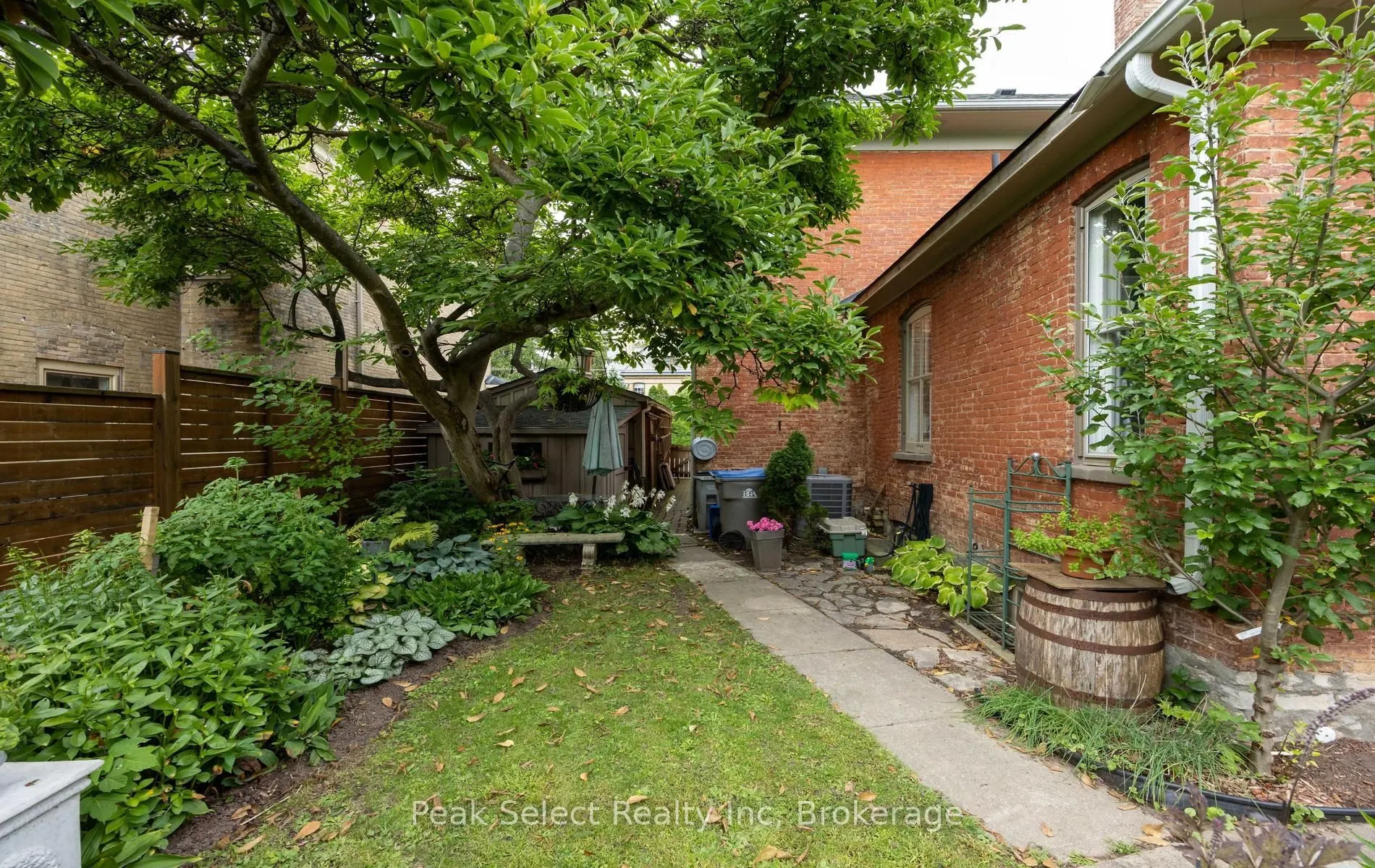 220 Elgin Street E