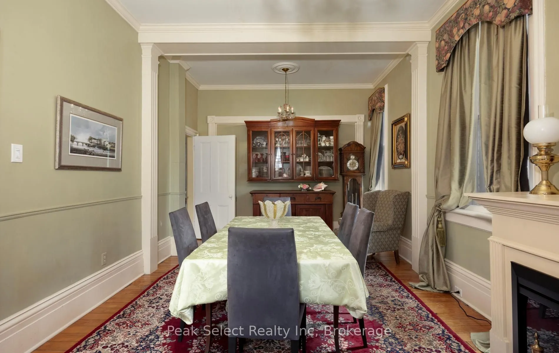 220 Elgin Street E