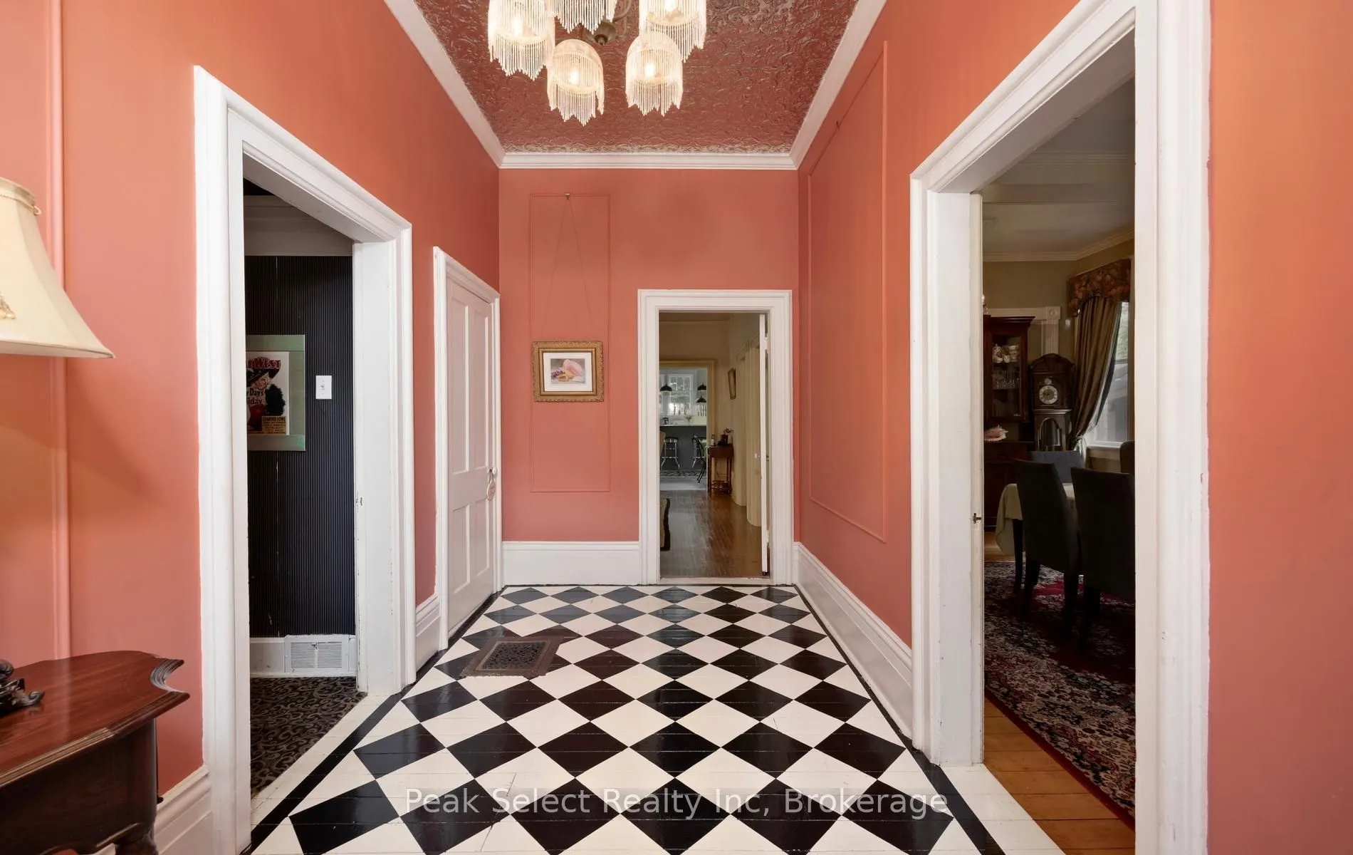 220 Elgin Street E
