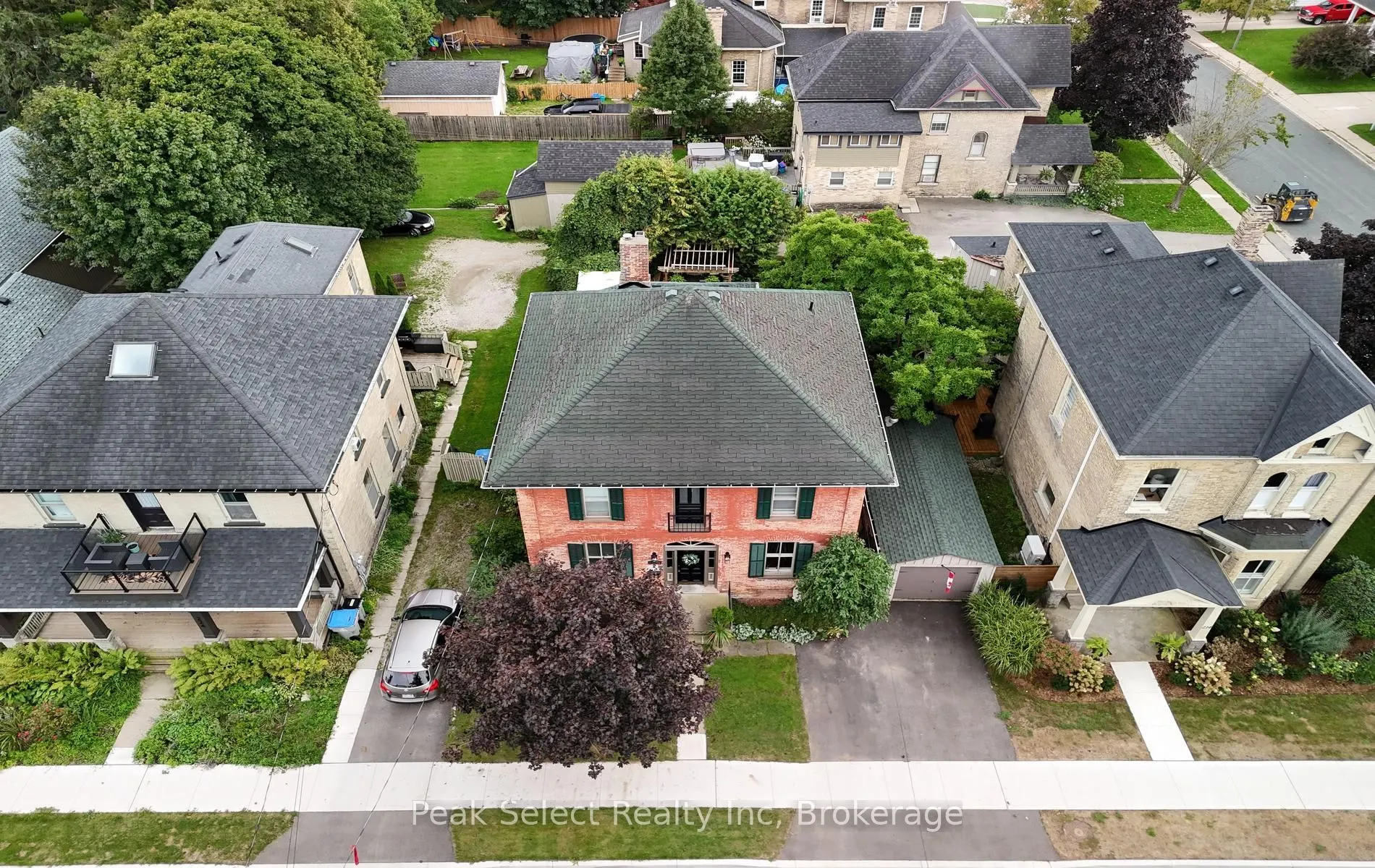 220 Elgin Street E