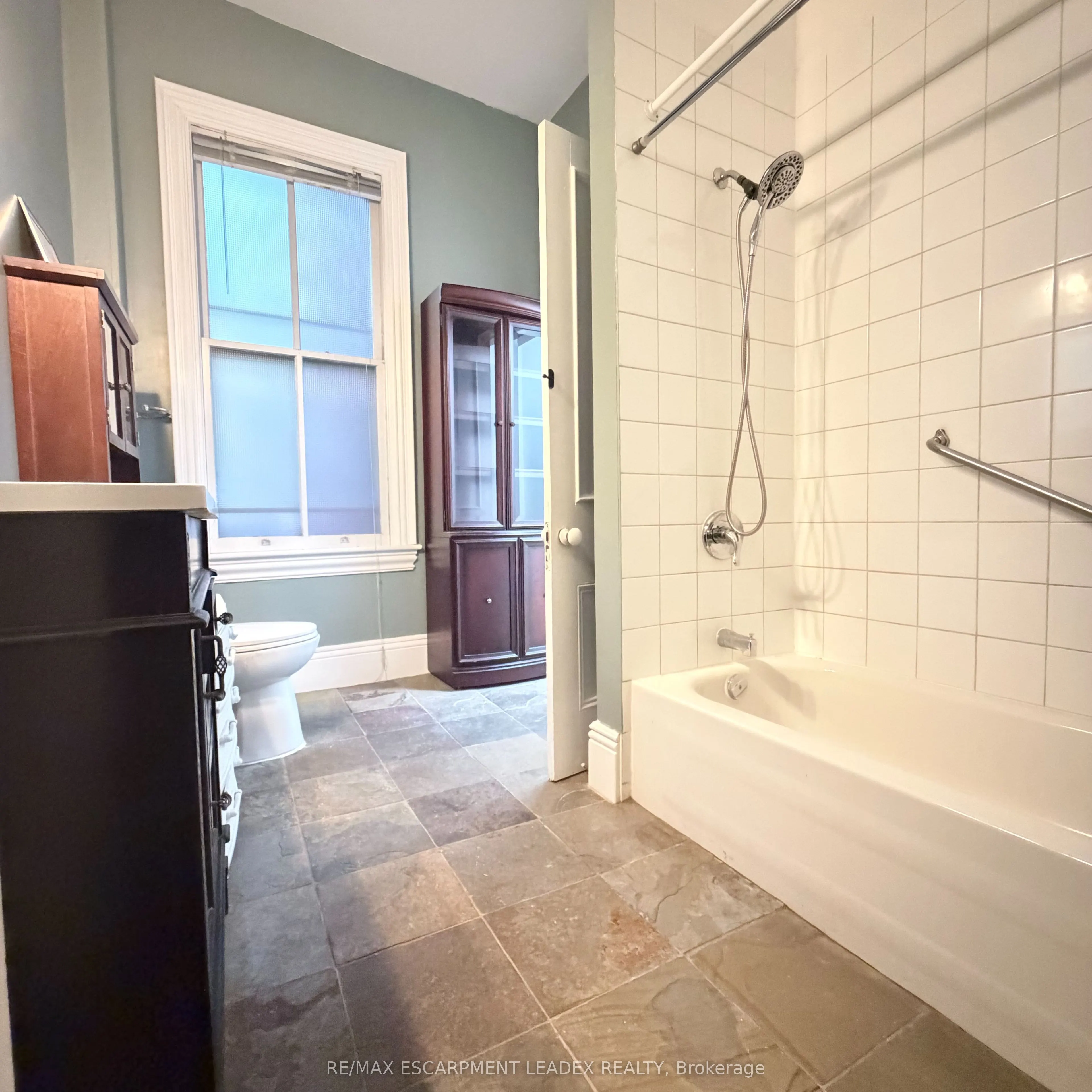 105 Wellington Street S #1