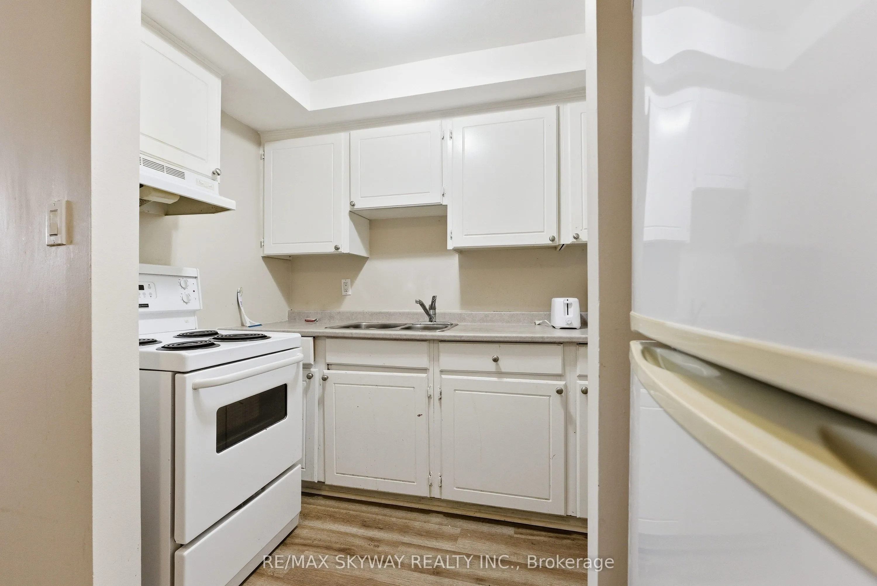 25 College Street E #103