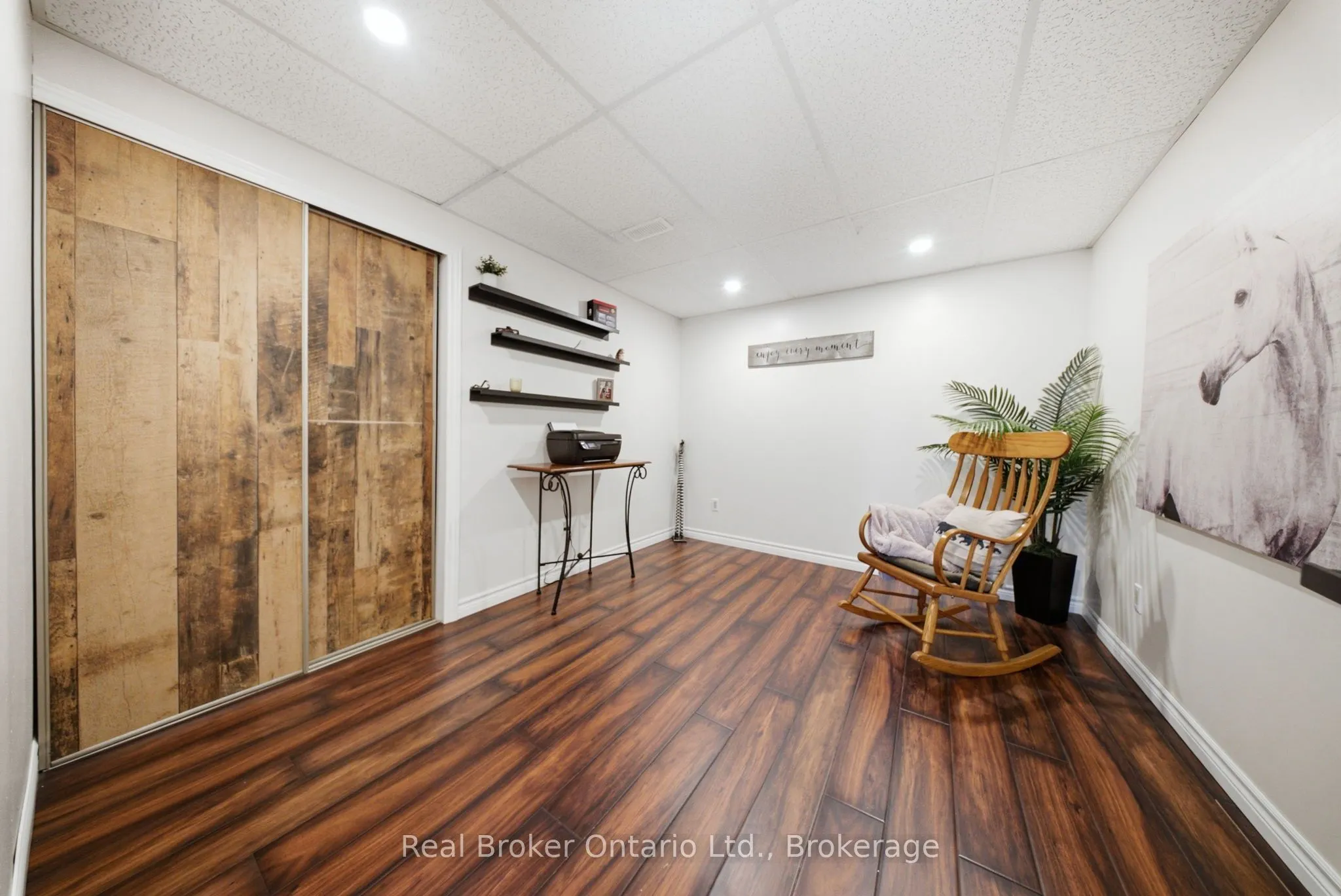 11 Dundas Street W