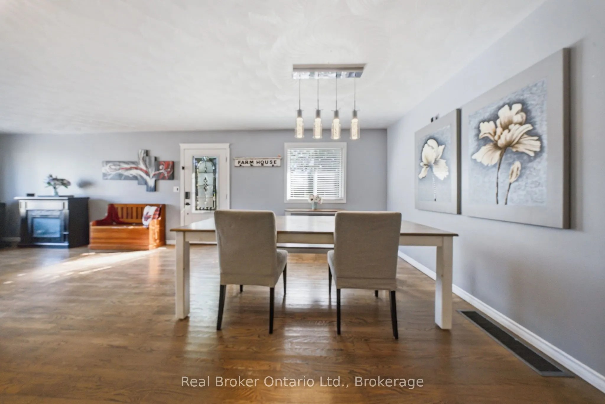 11 Dundas Street W