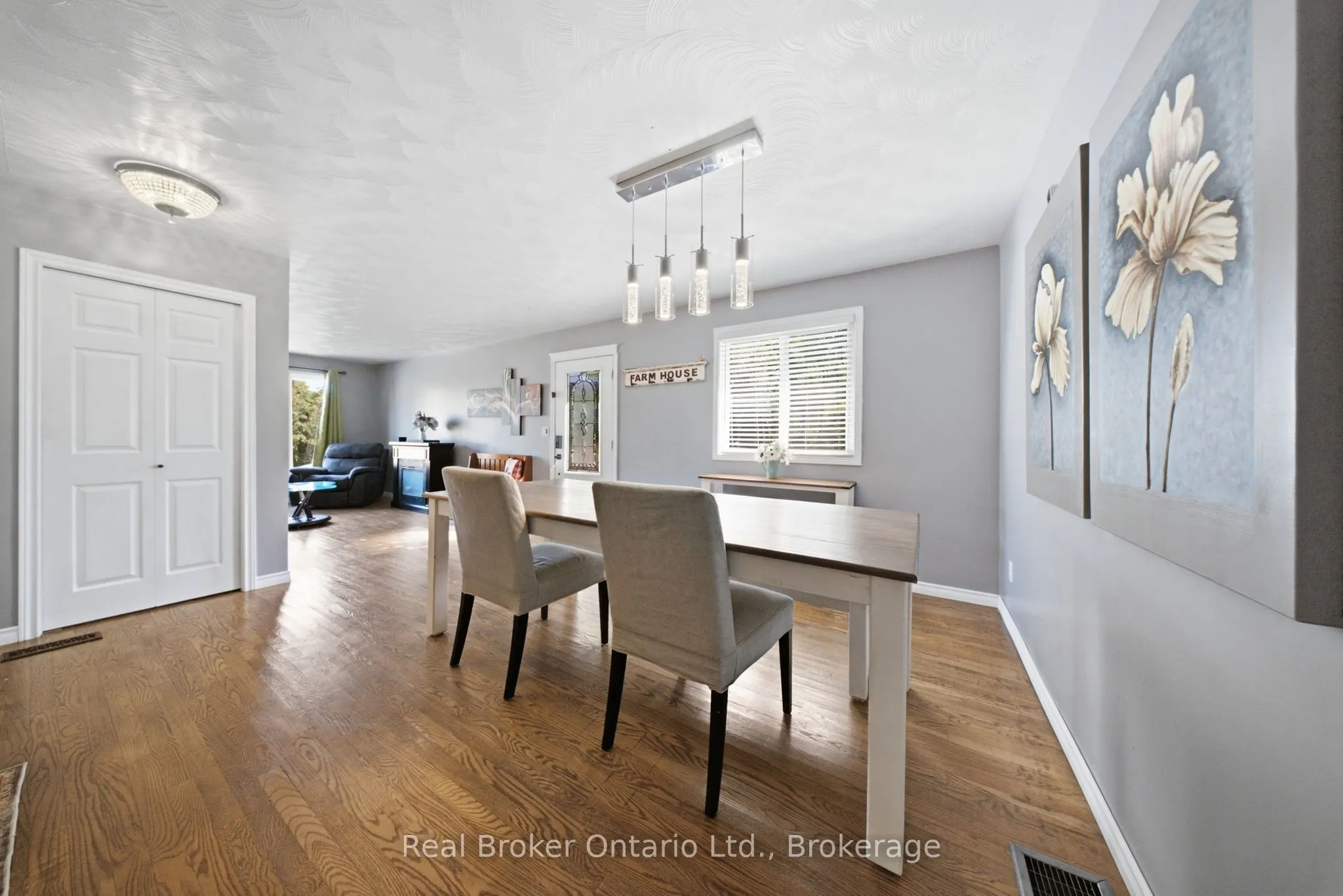 11 Dundas Street W
