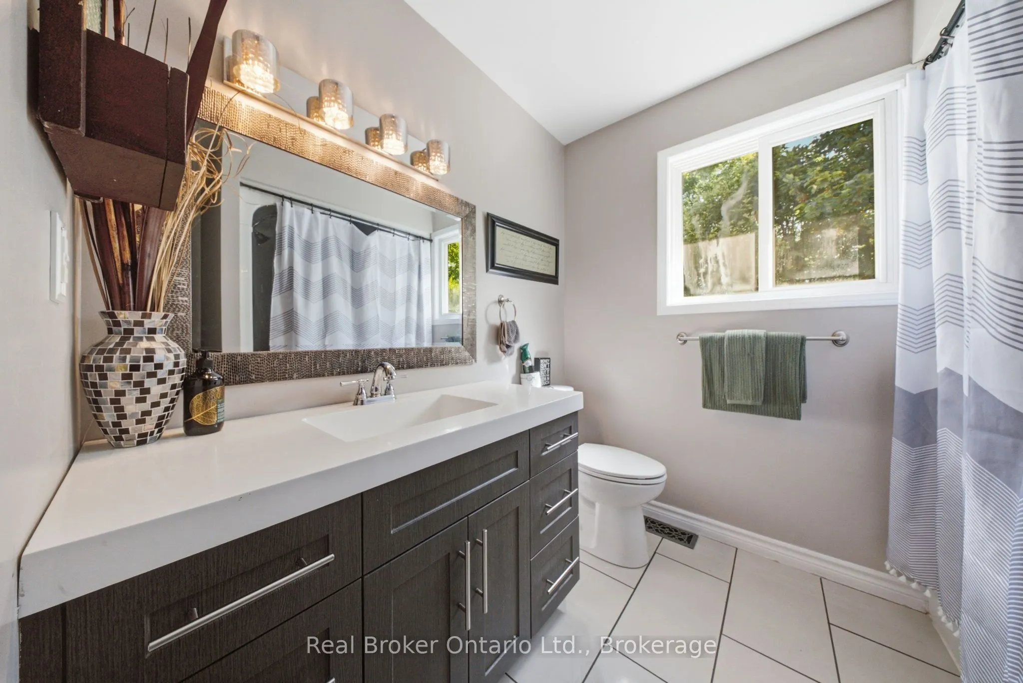 11 Dundas Street W