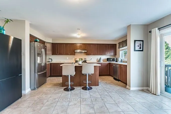 84 Lambert Crescent