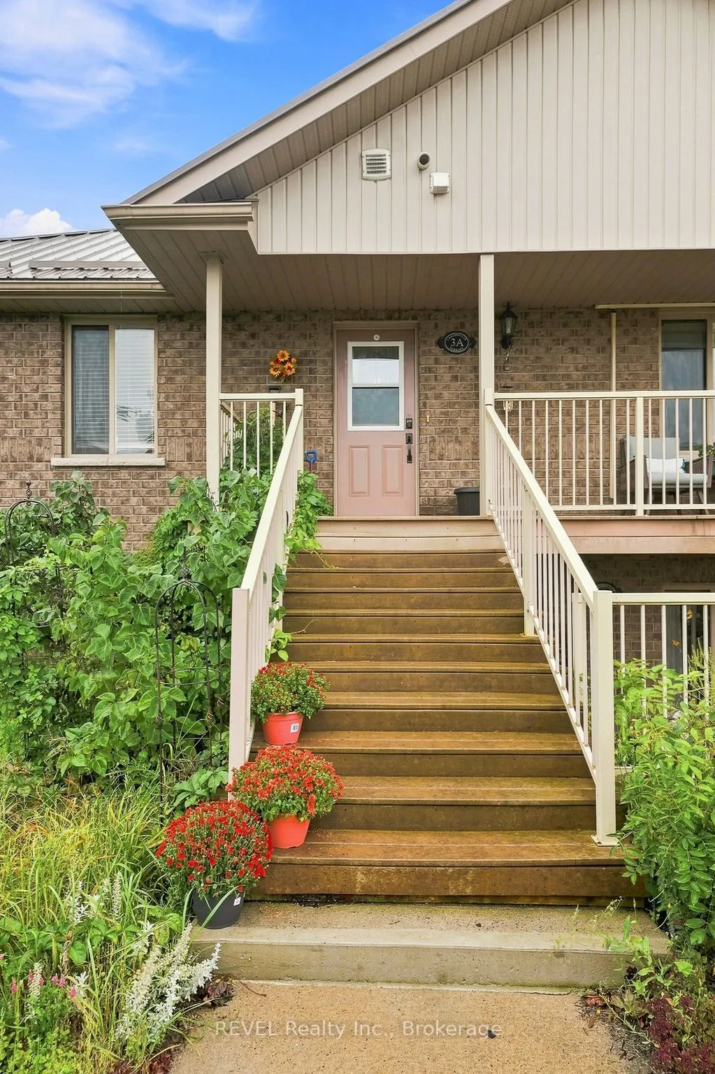 37 Lakebreeze Court #3A