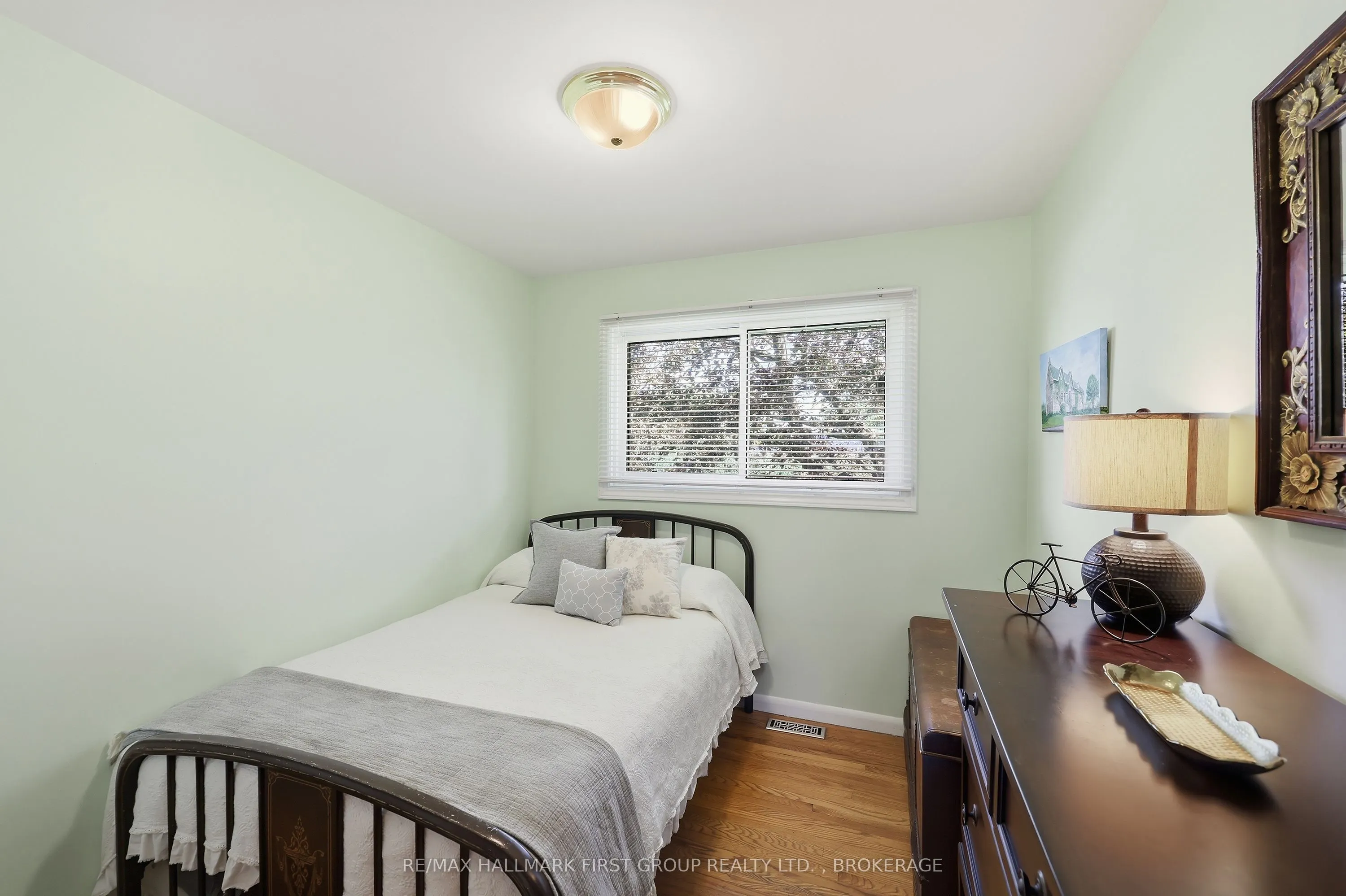 1449 Avondale Crescent