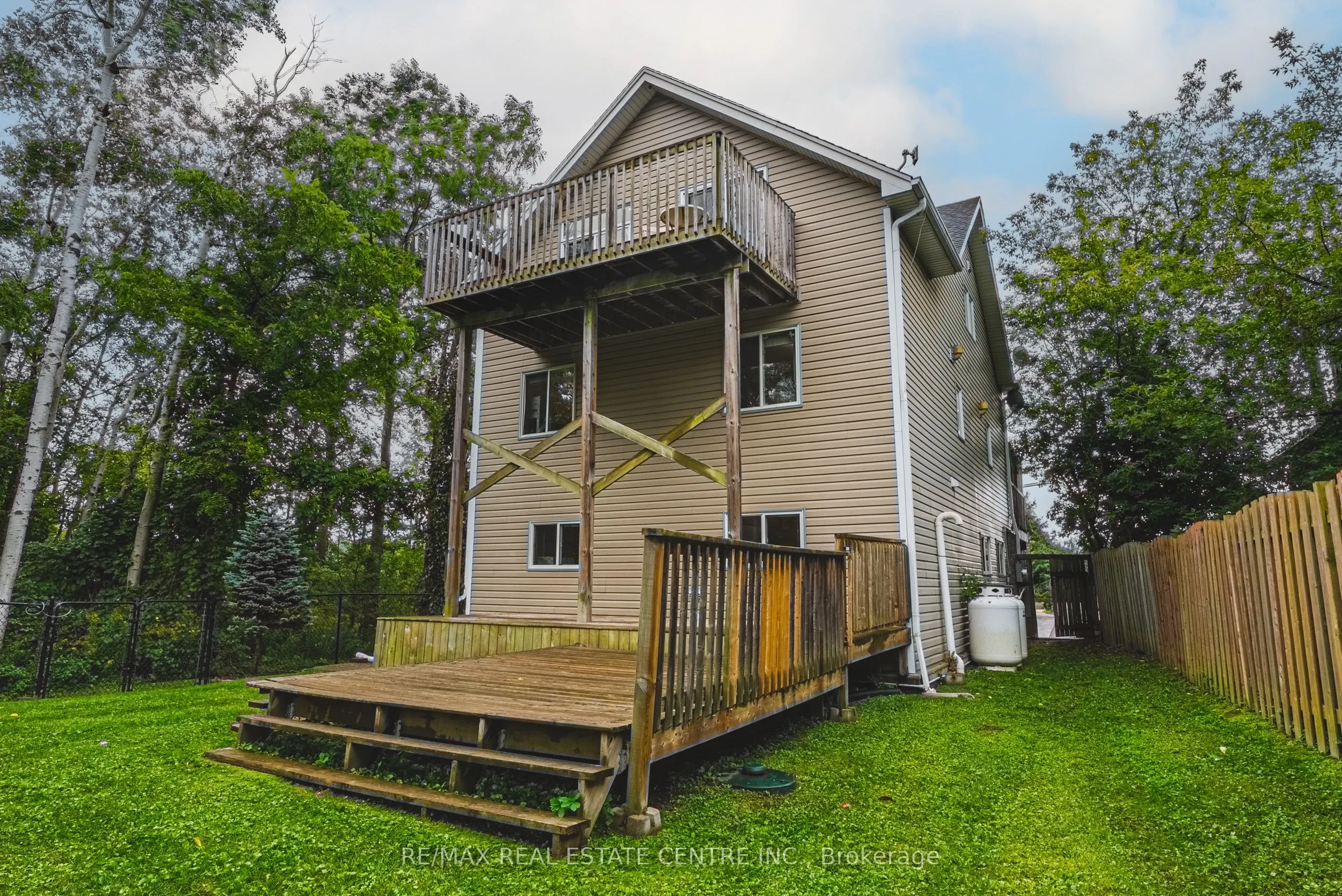 8 Lake Road