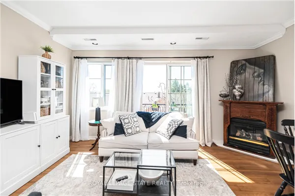 262 Dundas Street E