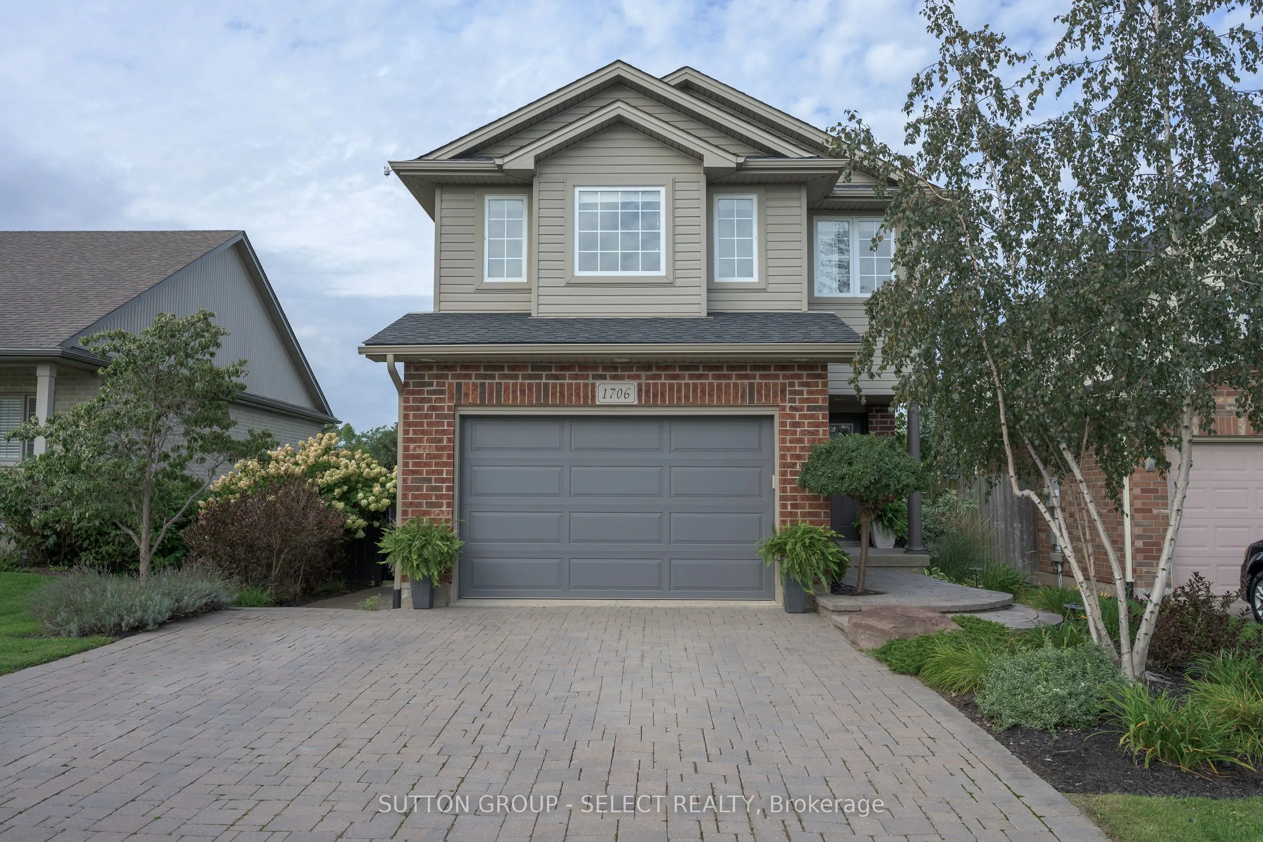 1706 Bayswater Crescent