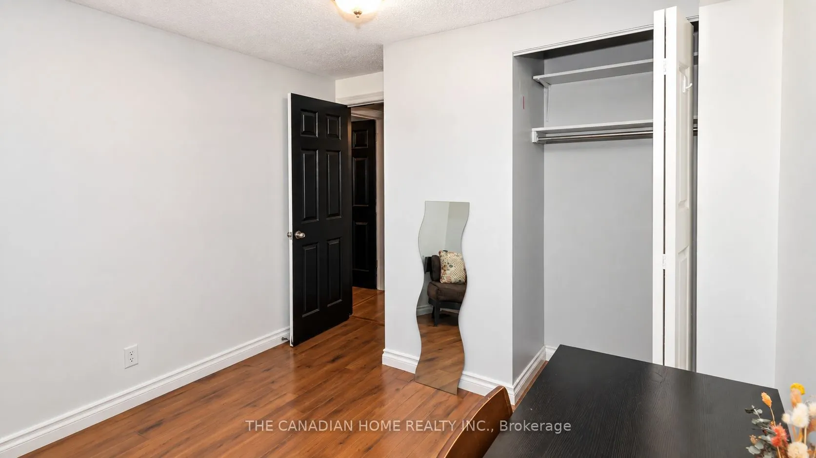 3 DUNHILL Crescent N