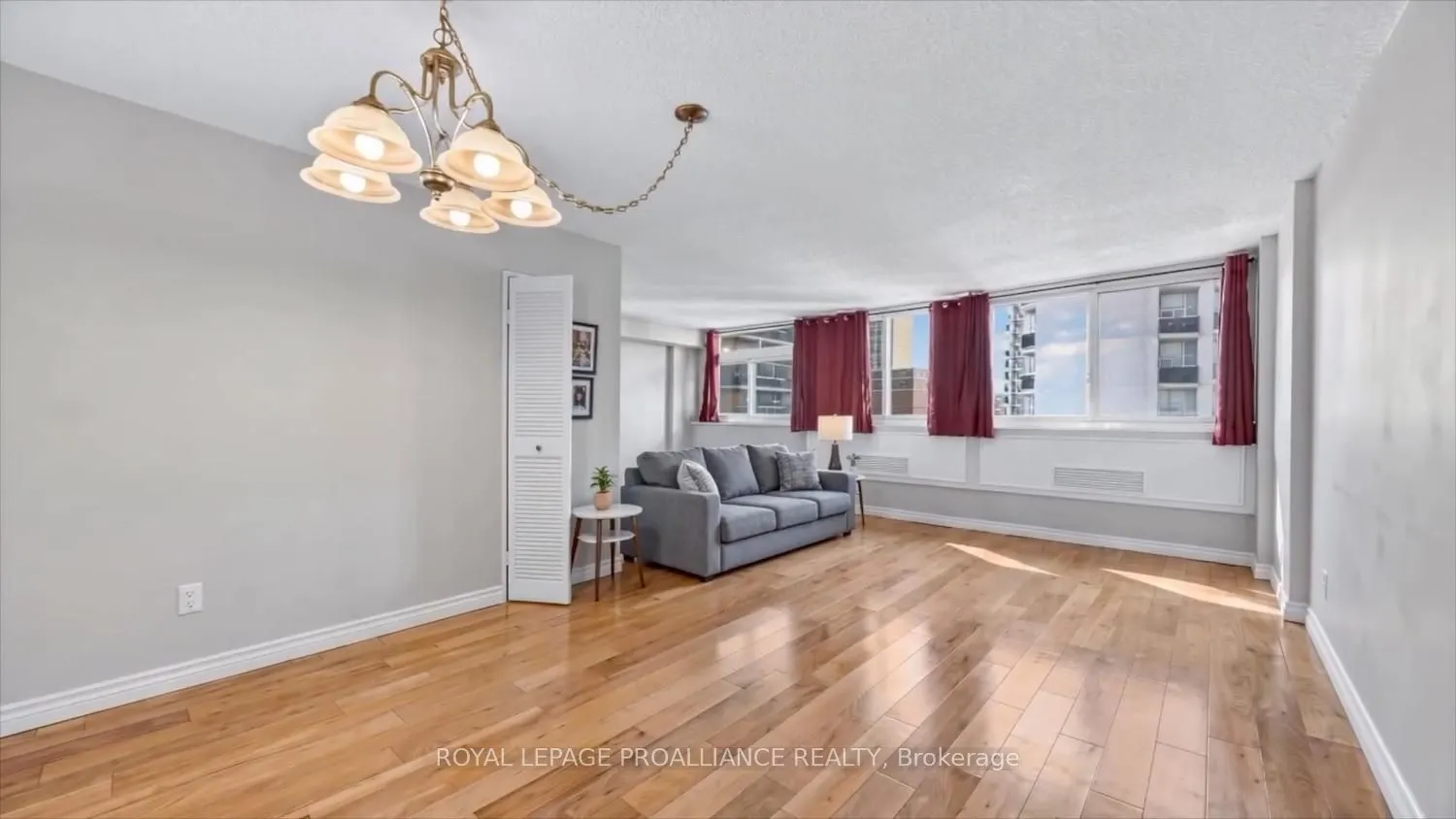 500 Laurier Avenue W #907